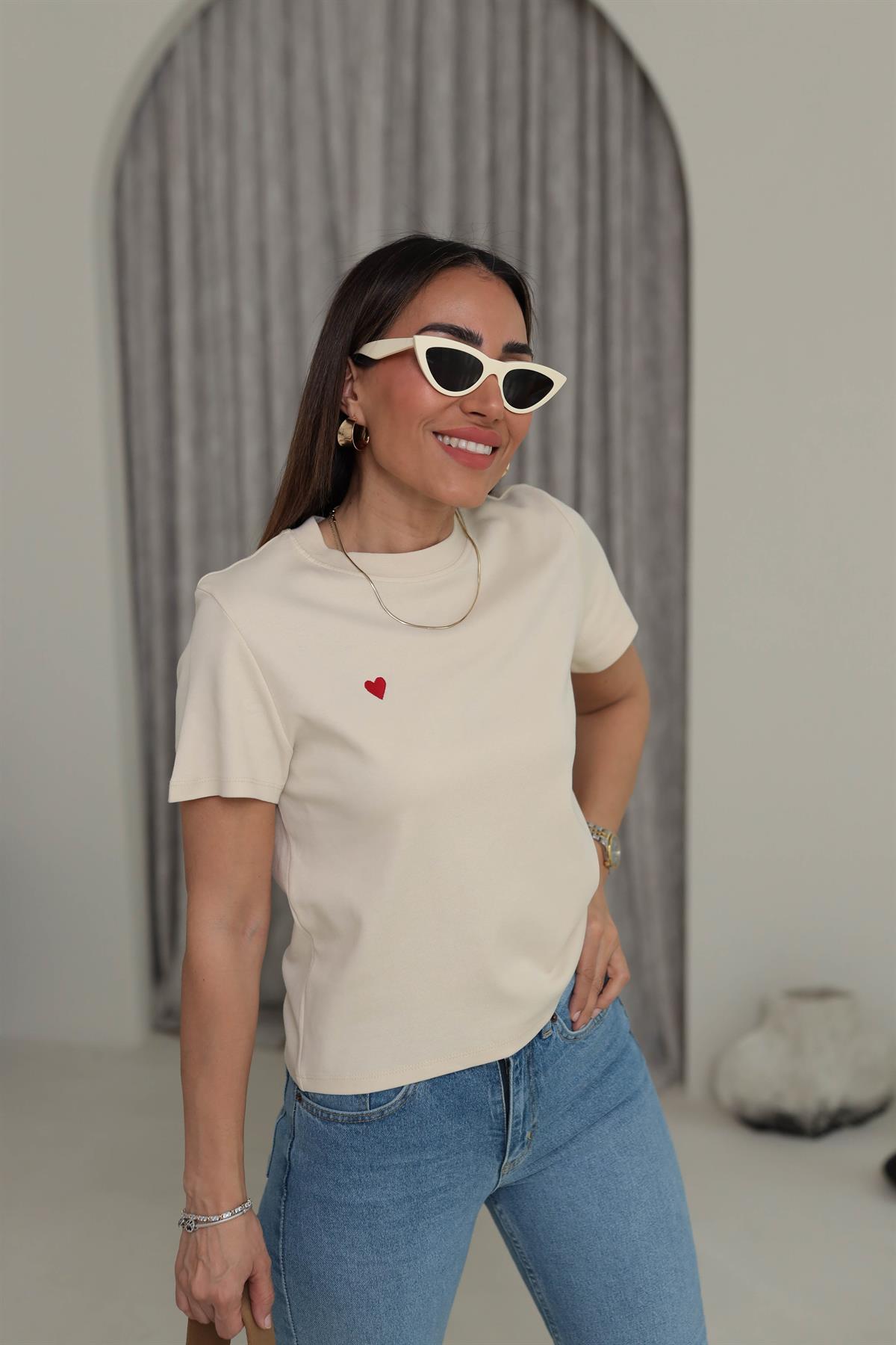 0584 Bisiklet Yaka Kalp Nakış Tshirt BEJ