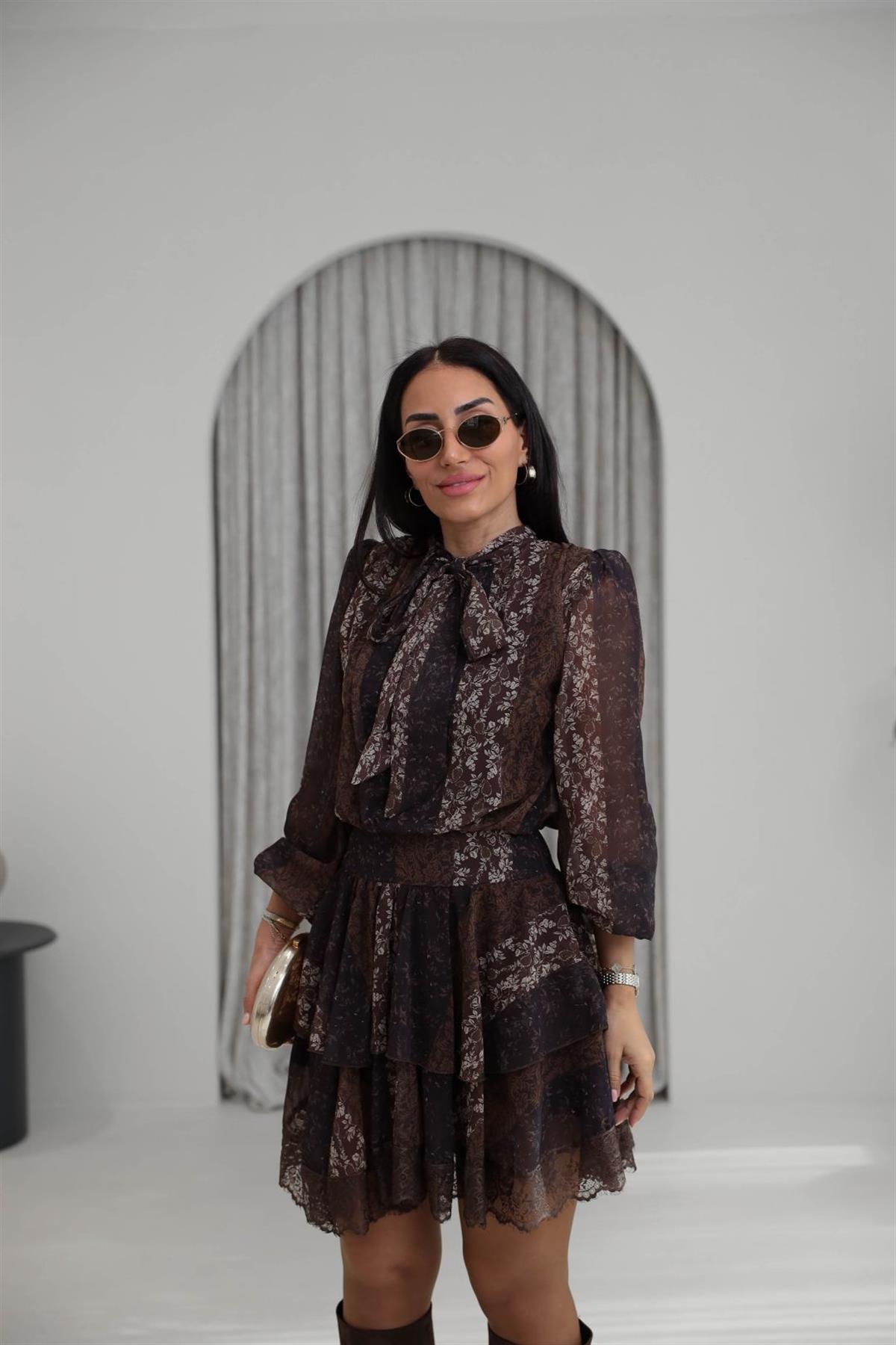 3872 Yaka Bağlamalı Desenli Kat Kat Şifon Elbise KAHVE