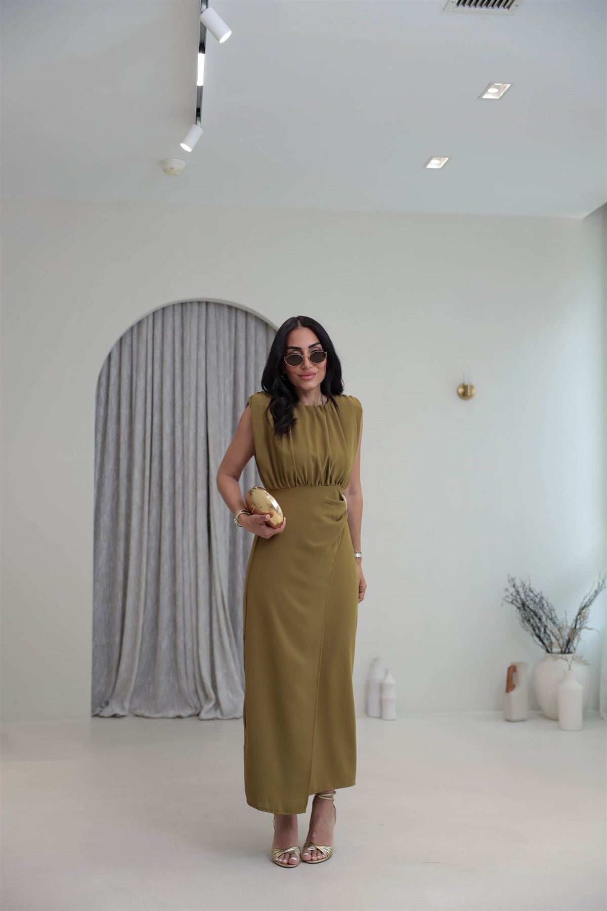 3926 Sıfır Yaka Vatkalı Broşlu Elbise OLİVE