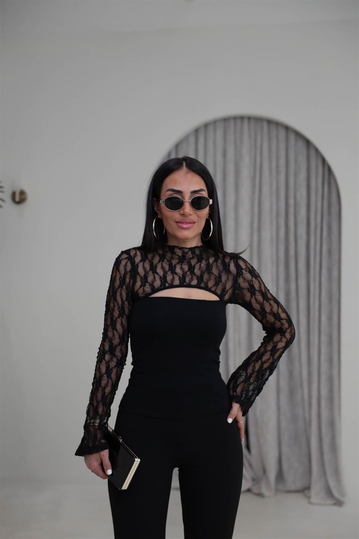 1020 Dantel Garnili Dik Yaka Pencere Detaylı Bluz SİYAH