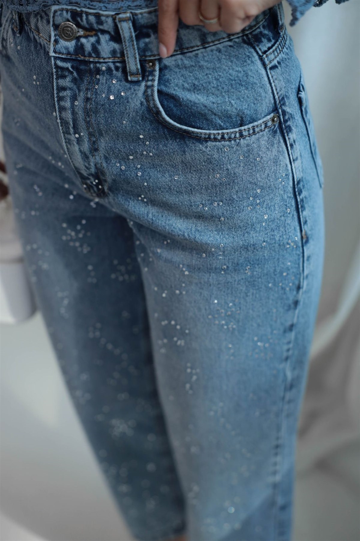 3010 Rahat Kesim Taşlı Mom Jean MAVİ