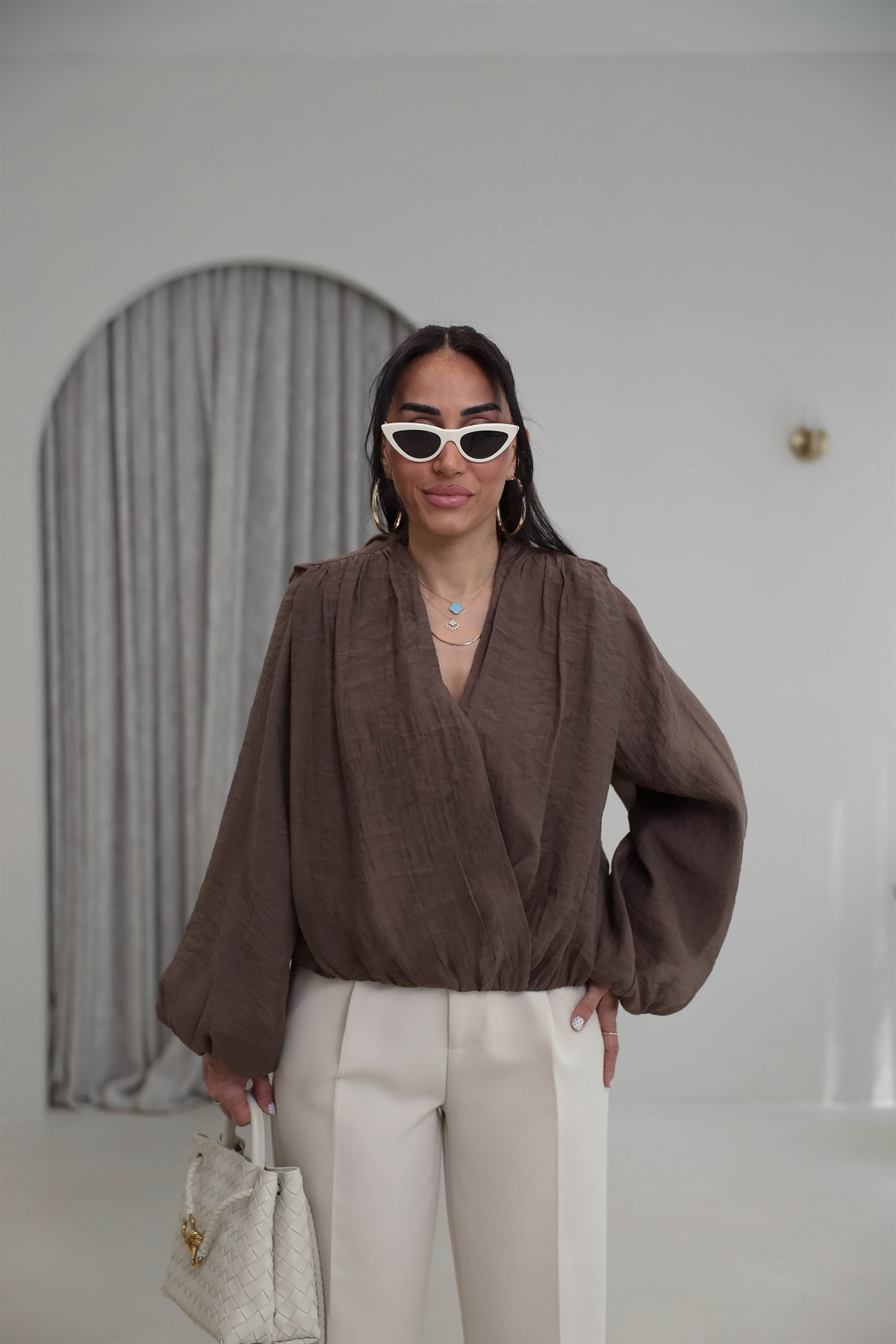 5048 Vatkalı Balon Kol Dökümlü Tencel Bluz KAHVE