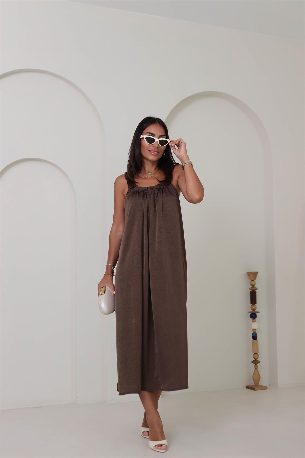 3349 Yaka Detaylı Askılı Tok Saten Elbise KAHVE