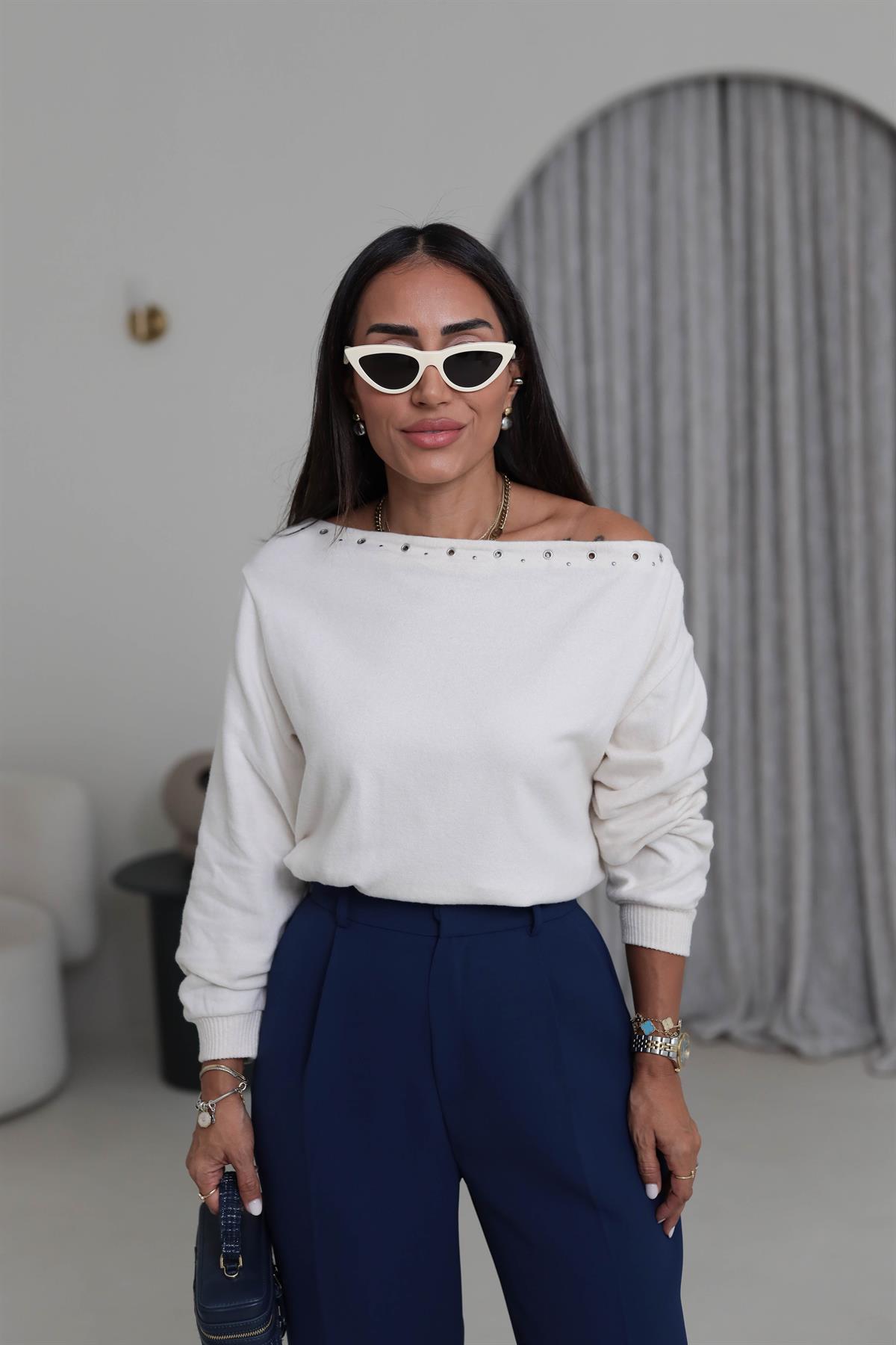 Kayık Yaka Kuşgözü Detay Orj Yumoş Bluz EKRU