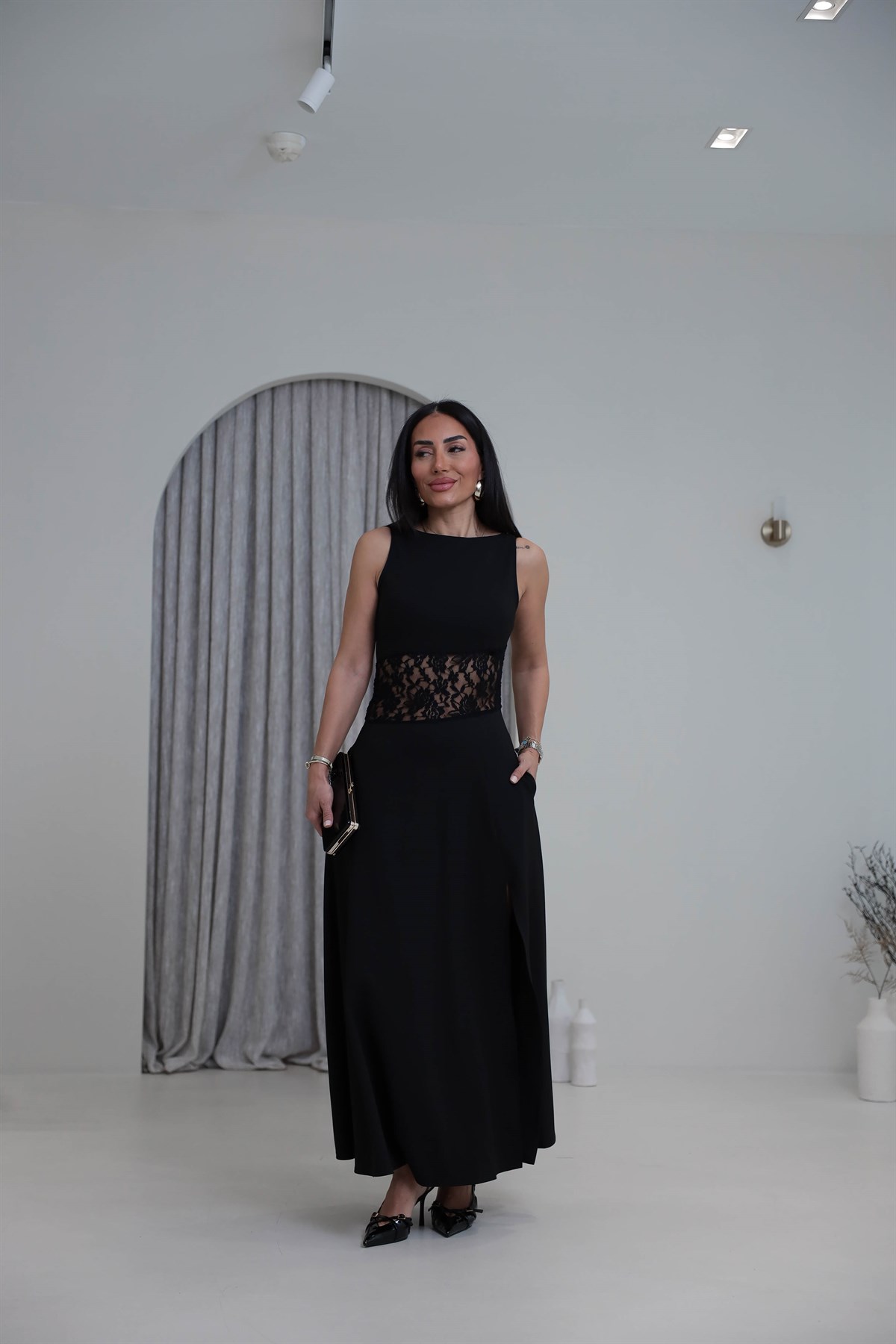 1222 Dantel Garnili Yırtmaç Detaylı Sıfır Kol Elbise SİYAH