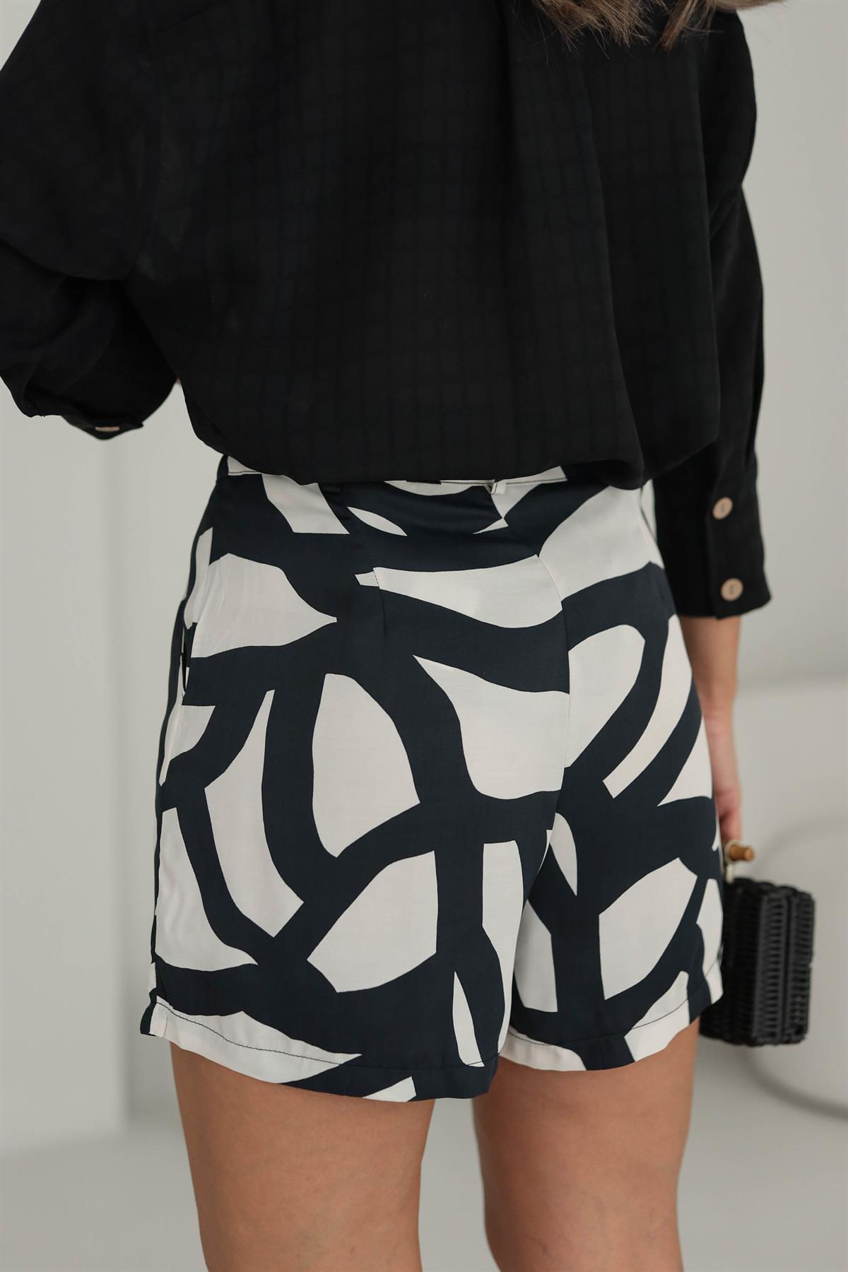 8067 Desenli Kuşaklı Saten Şort