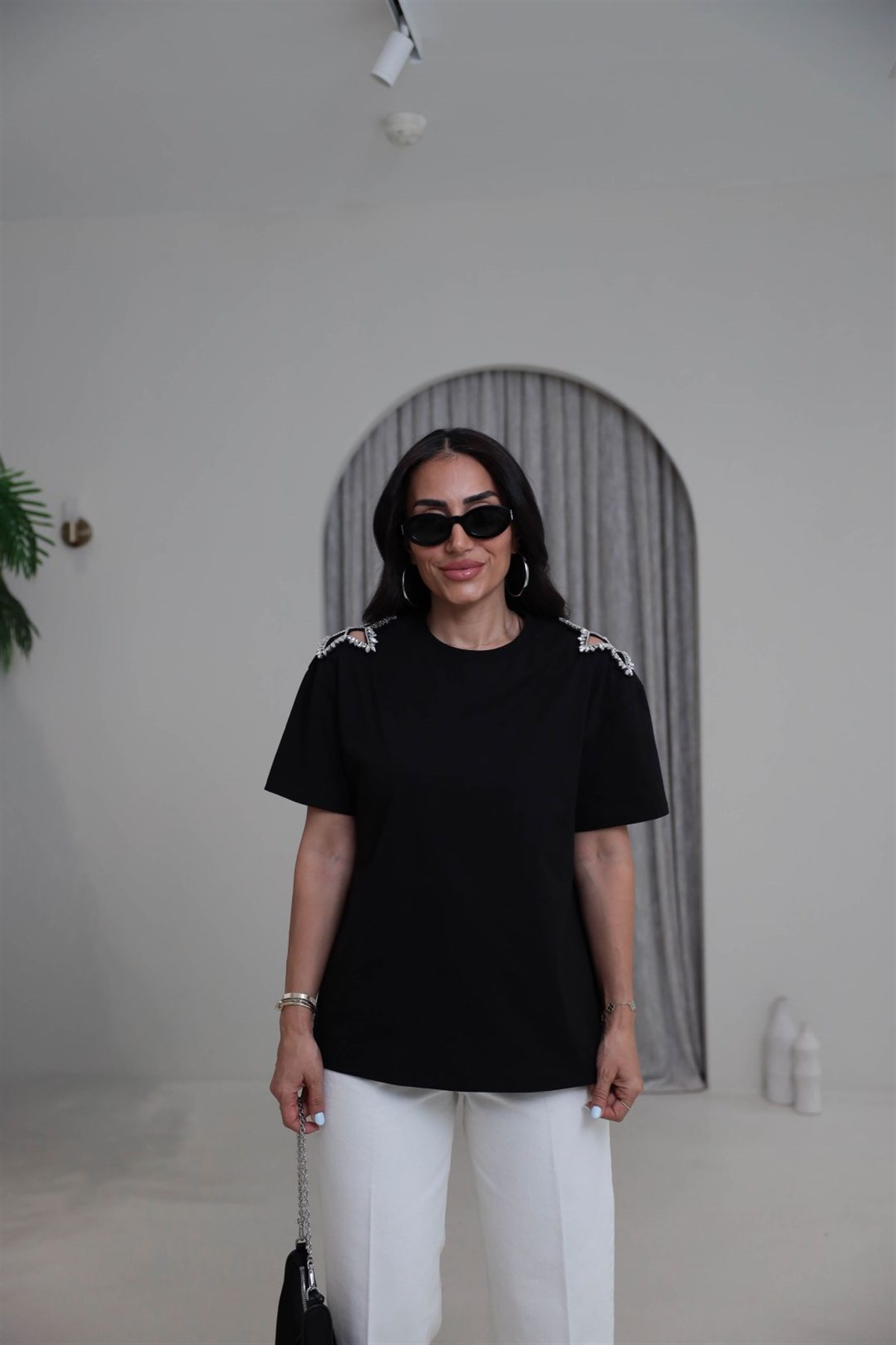 Omuzu Yıldız Taşlı Tshirt SİYAH