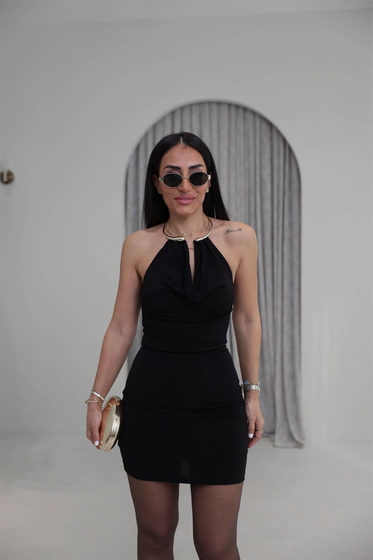 1976 Gold Aksesuarlı Degaje Yaka Mini Sandy Elbise SİYAH