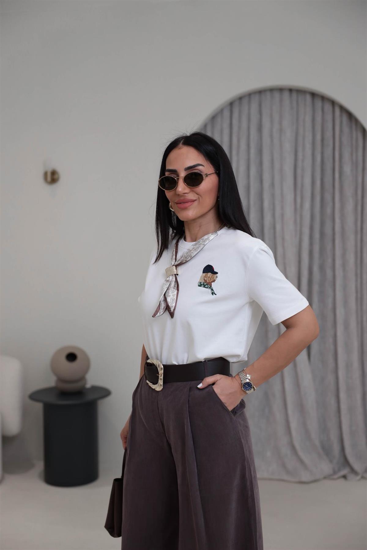 1331 Köpek Nakışlı Fularlı Pamuklu Tshirt EKRU