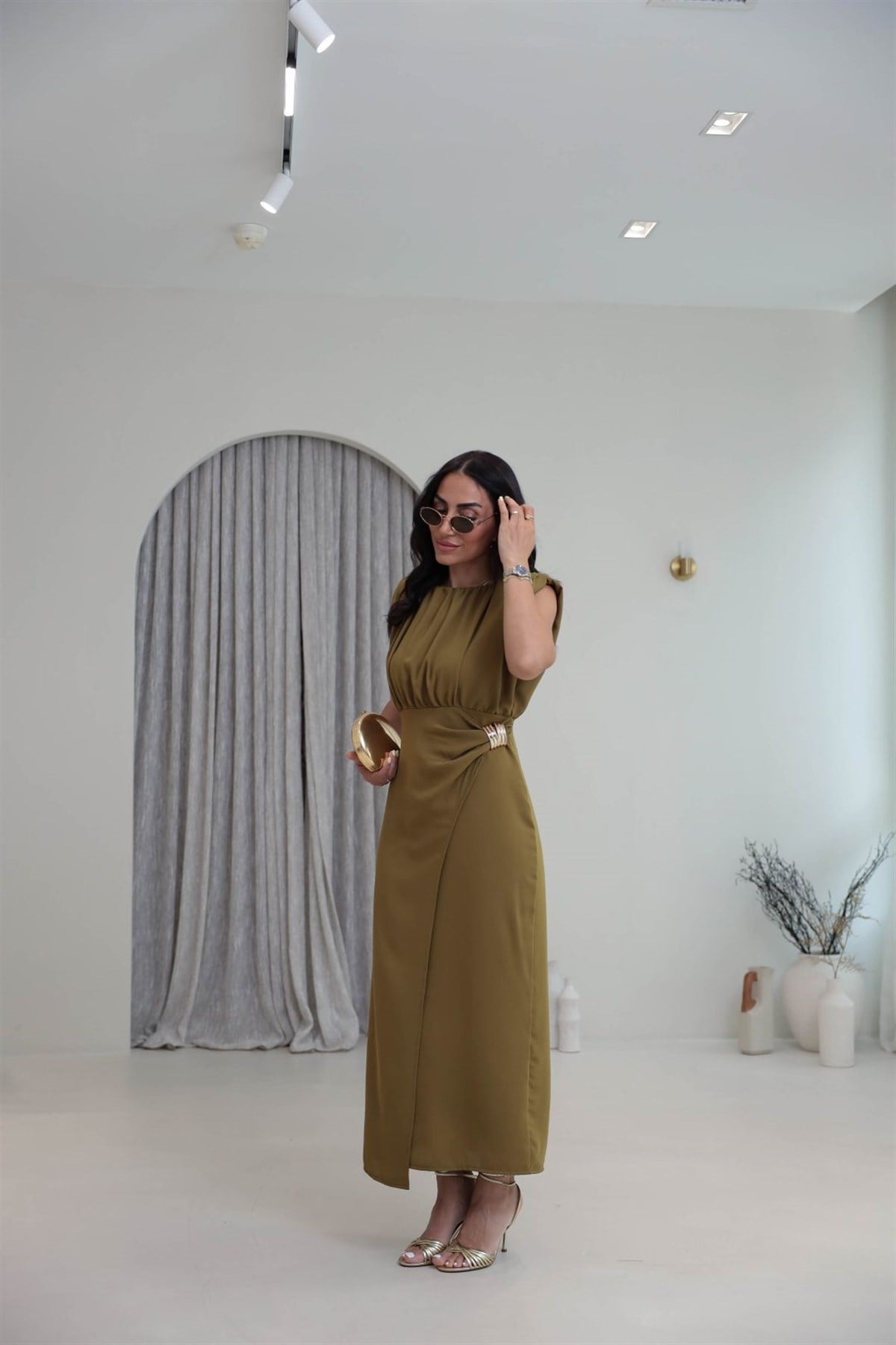 3926 Sıfır Yaka Vatkalı Broşlu Elbise OLİVE