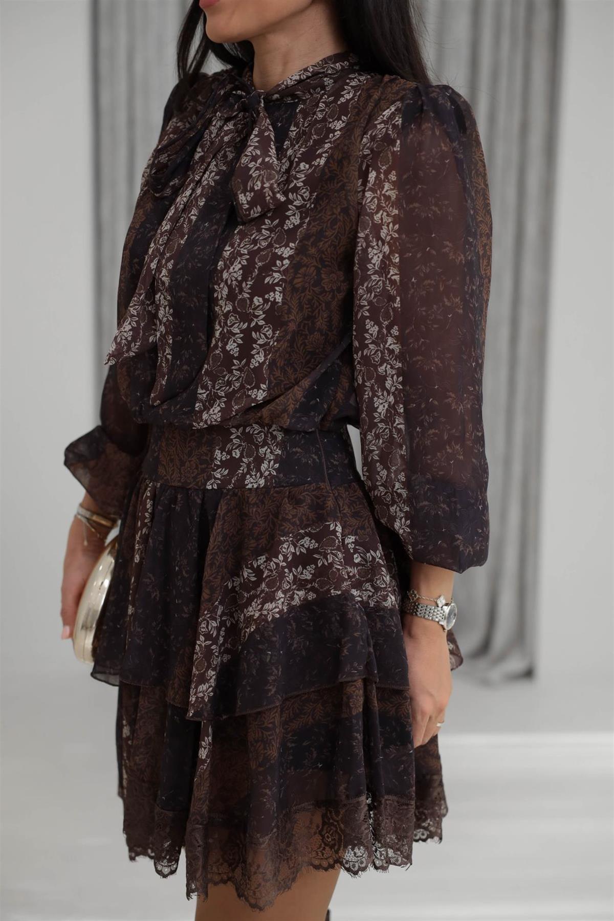 3872 Yaka Bağlamalı Desenli Kat Kat Şifon Elbise KAHVE