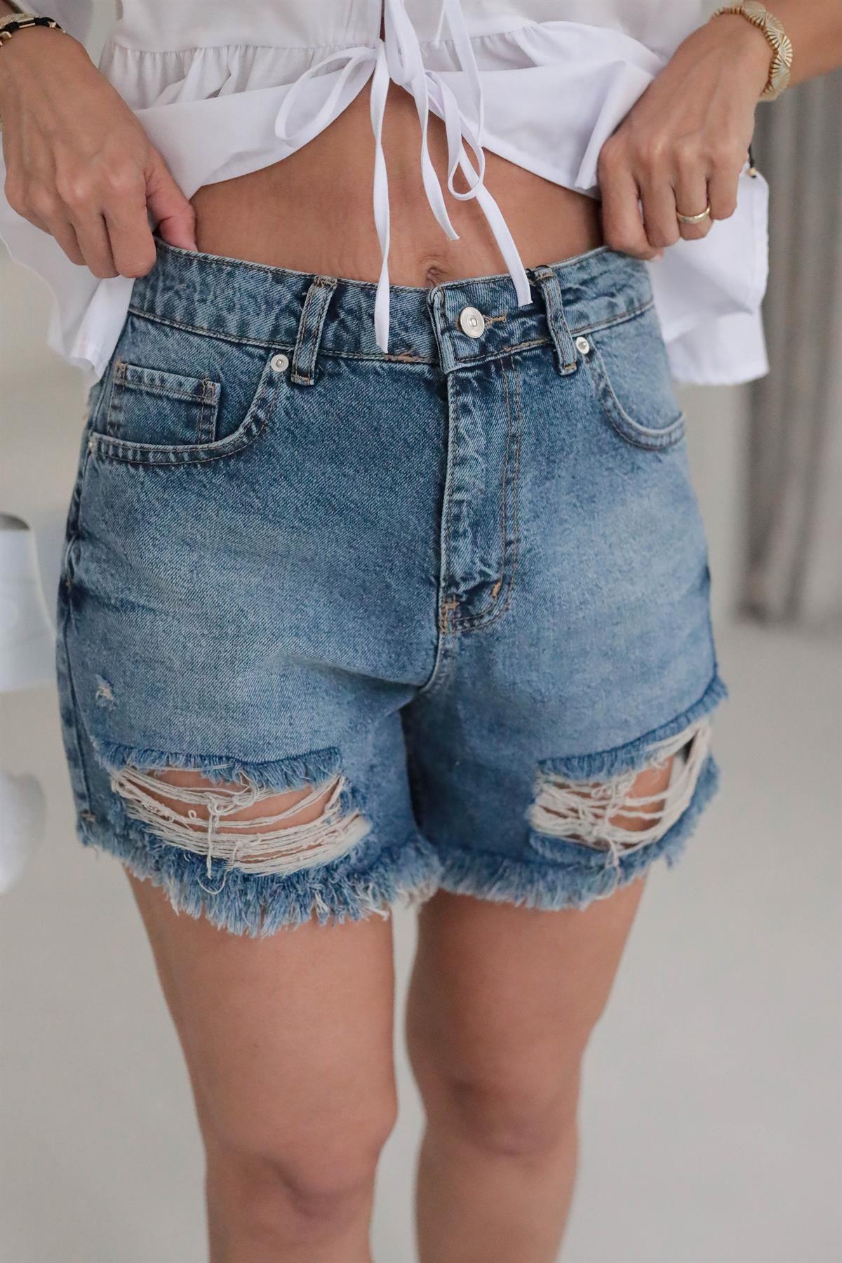 Yırtık Detaylı Şort