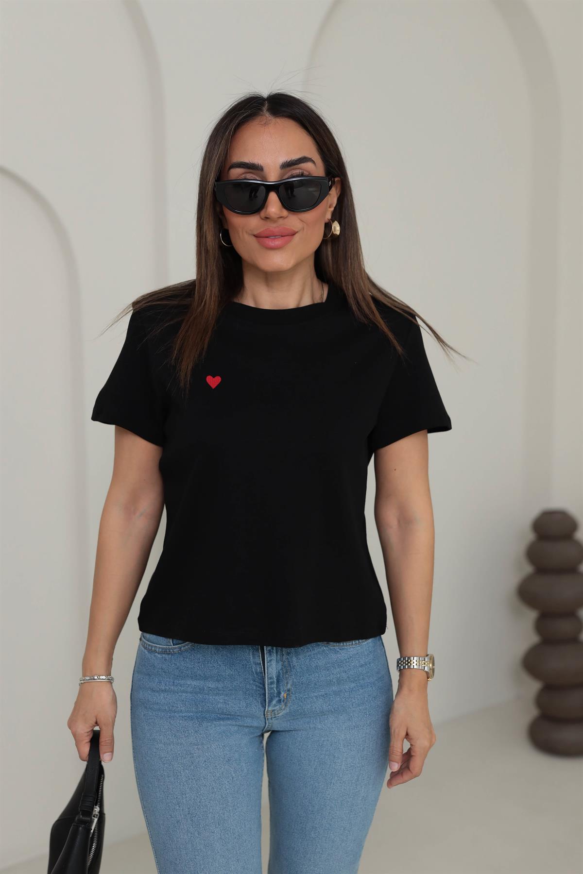 0584 Bisiklet Yaka Kalp Nakış Tshirt SİYAH