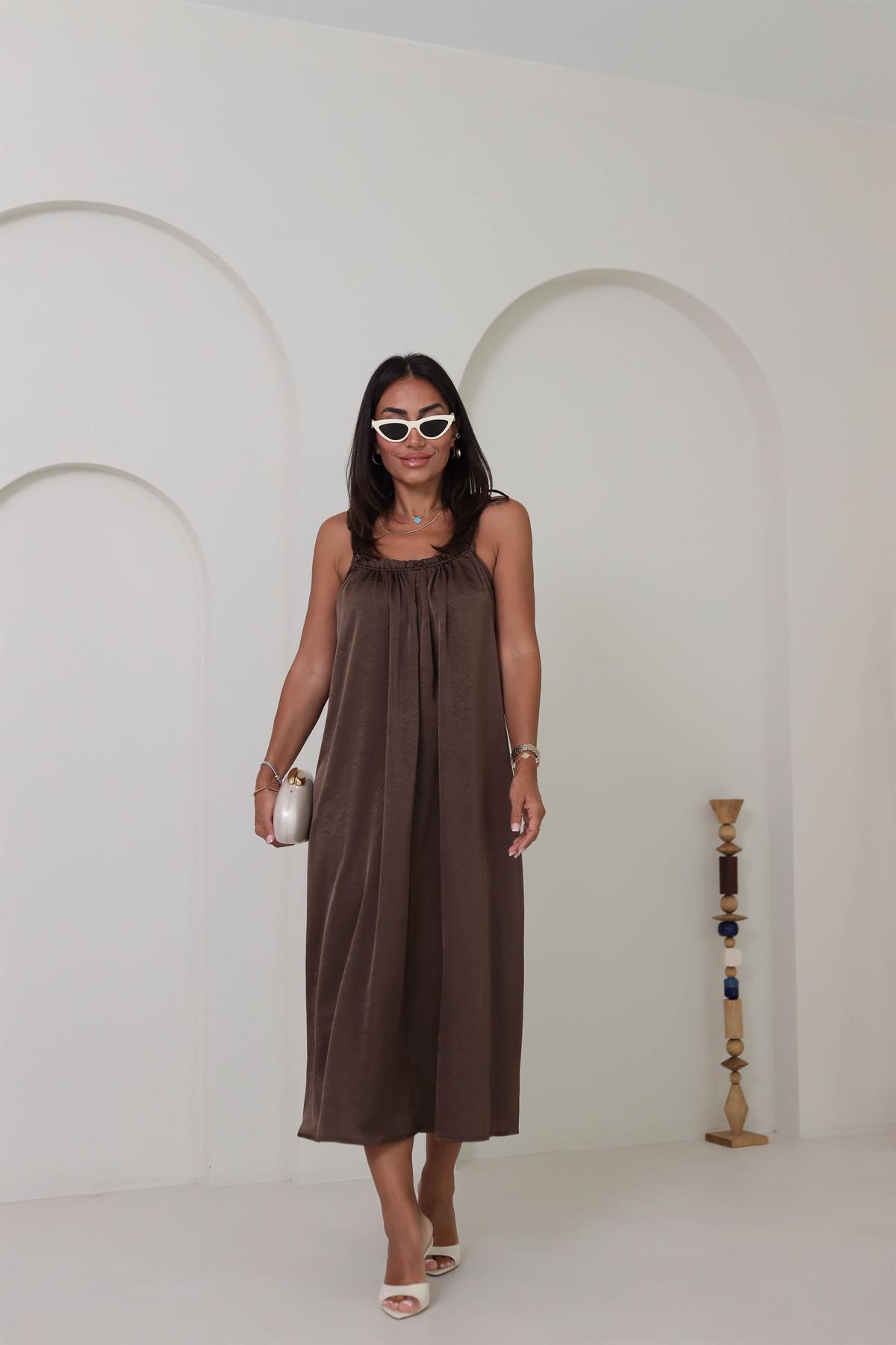 3349 Yaka Detaylı Askılı Tok Saten Elbise KAHVE