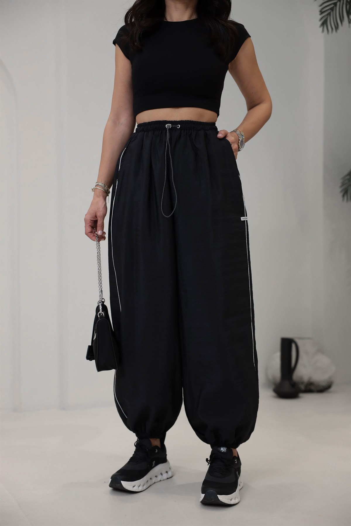 1526 Bel ve Paça Lastikli Biyeli Paraşüt Kumaş Pantolon SİYAH