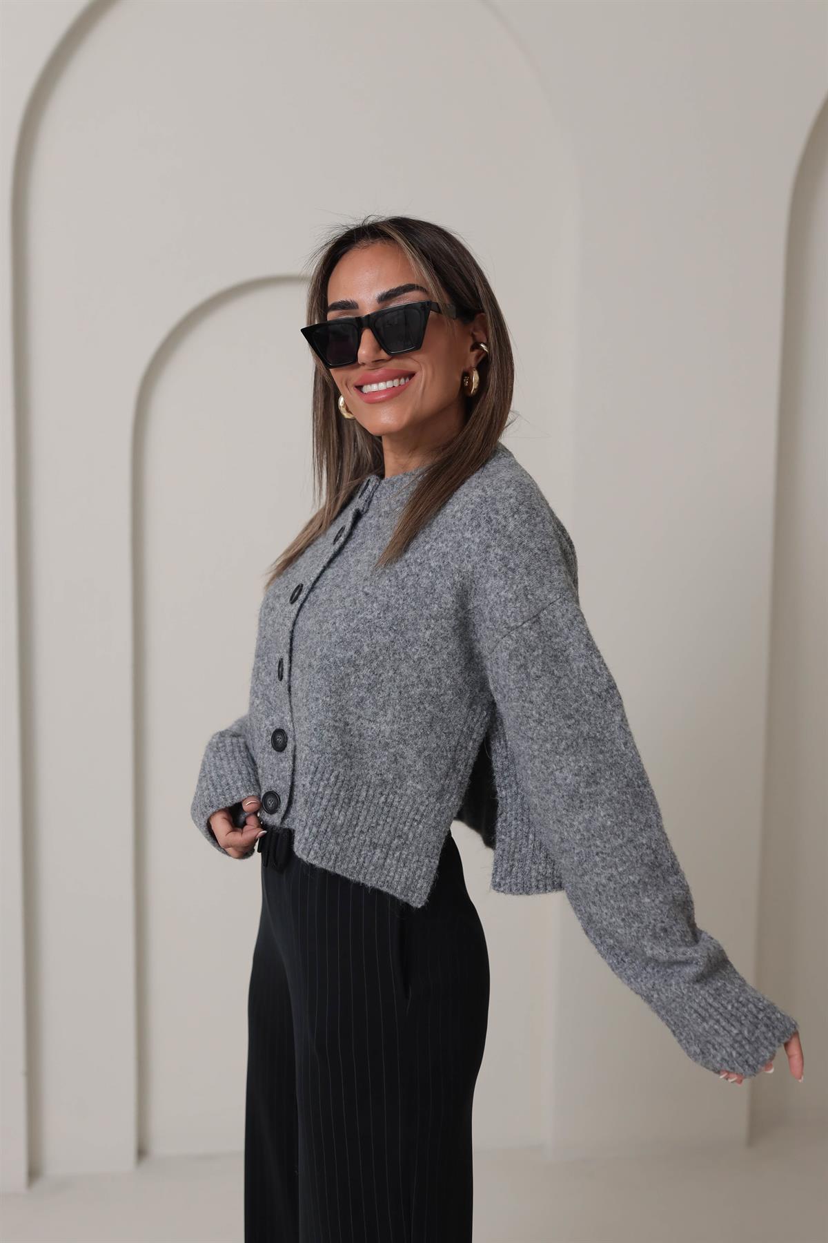 0280 Düğmeli Yumoş Yanları Yırtmaçlı Hırka FÜME