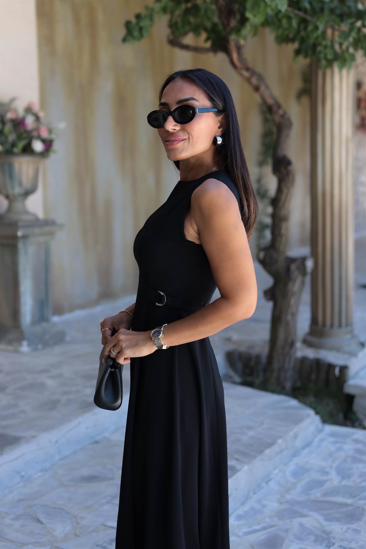 2313 Yan Toka Detaylı Dökümlü Kloş Elbise SİYAH