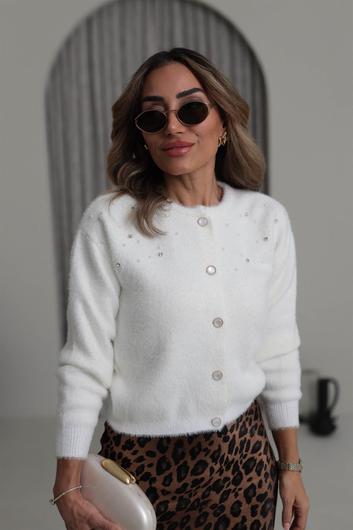 1603 İnci ve Taş İşlemeli Yumoş Triko Hırka EKRU