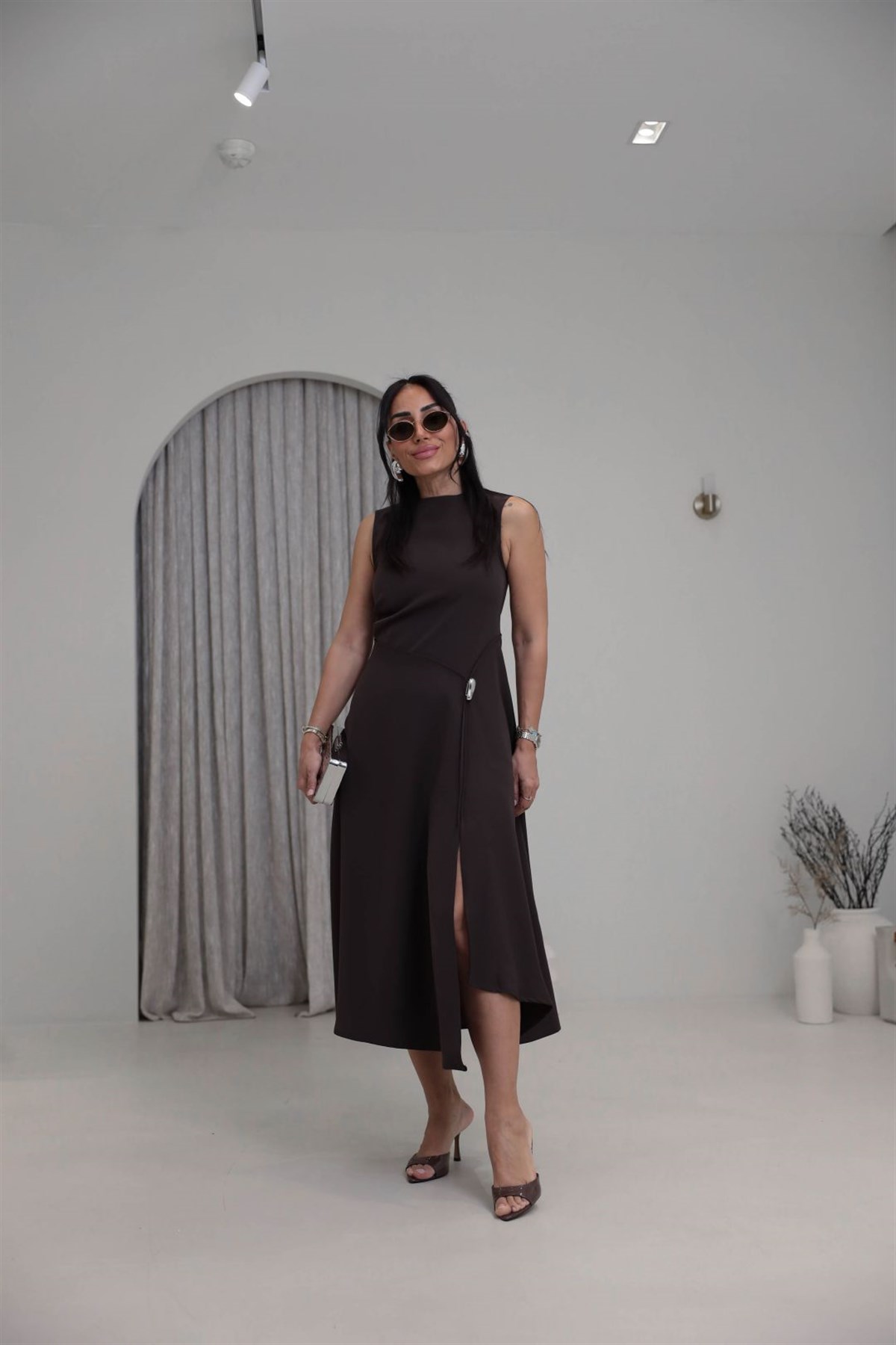 0050 Önü Yırtmaçlı Aksesuarlı Elbise ACI KAHVE