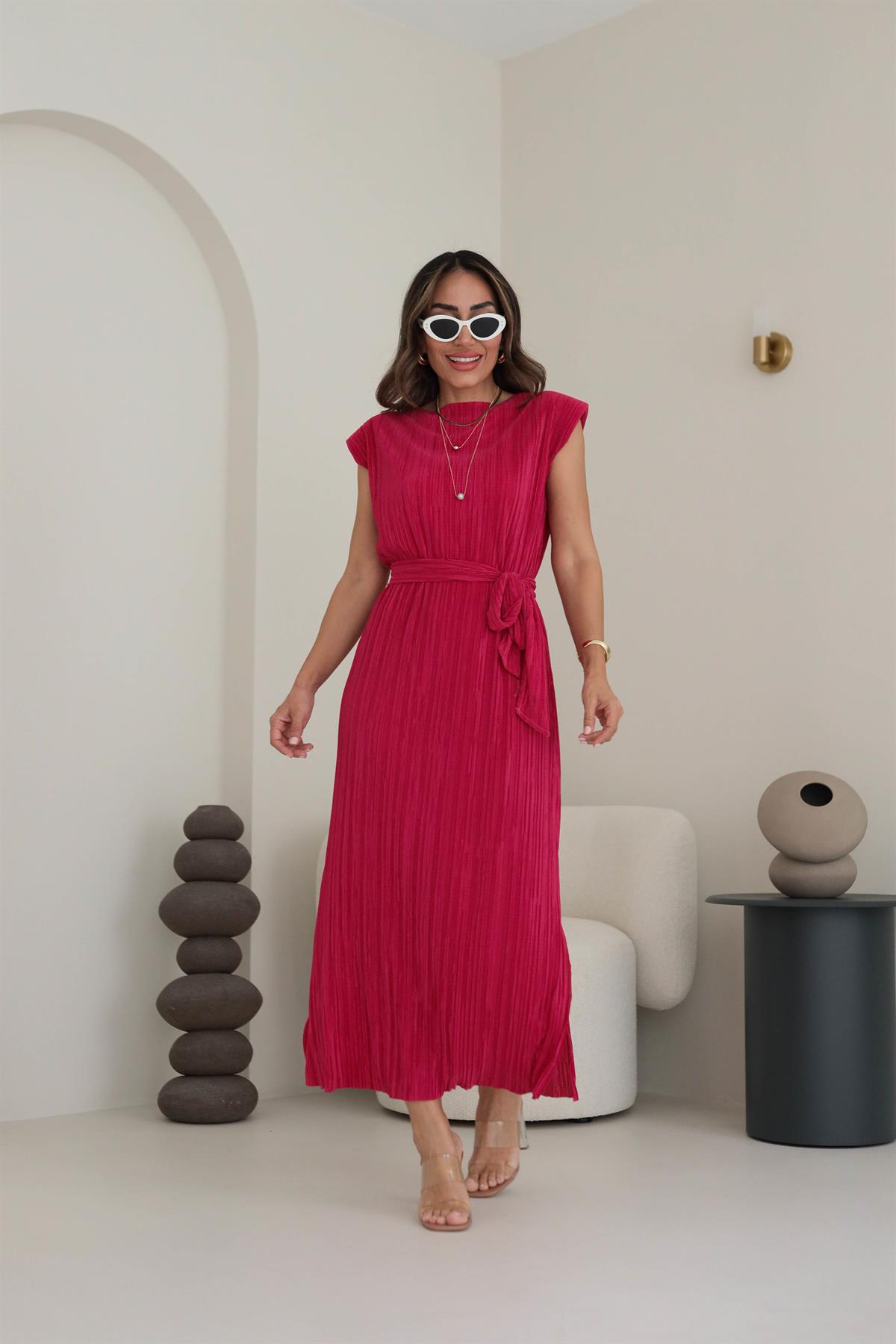 9689 Omuzları Vatkalı Bel Kuşaklı Pilili Elbise