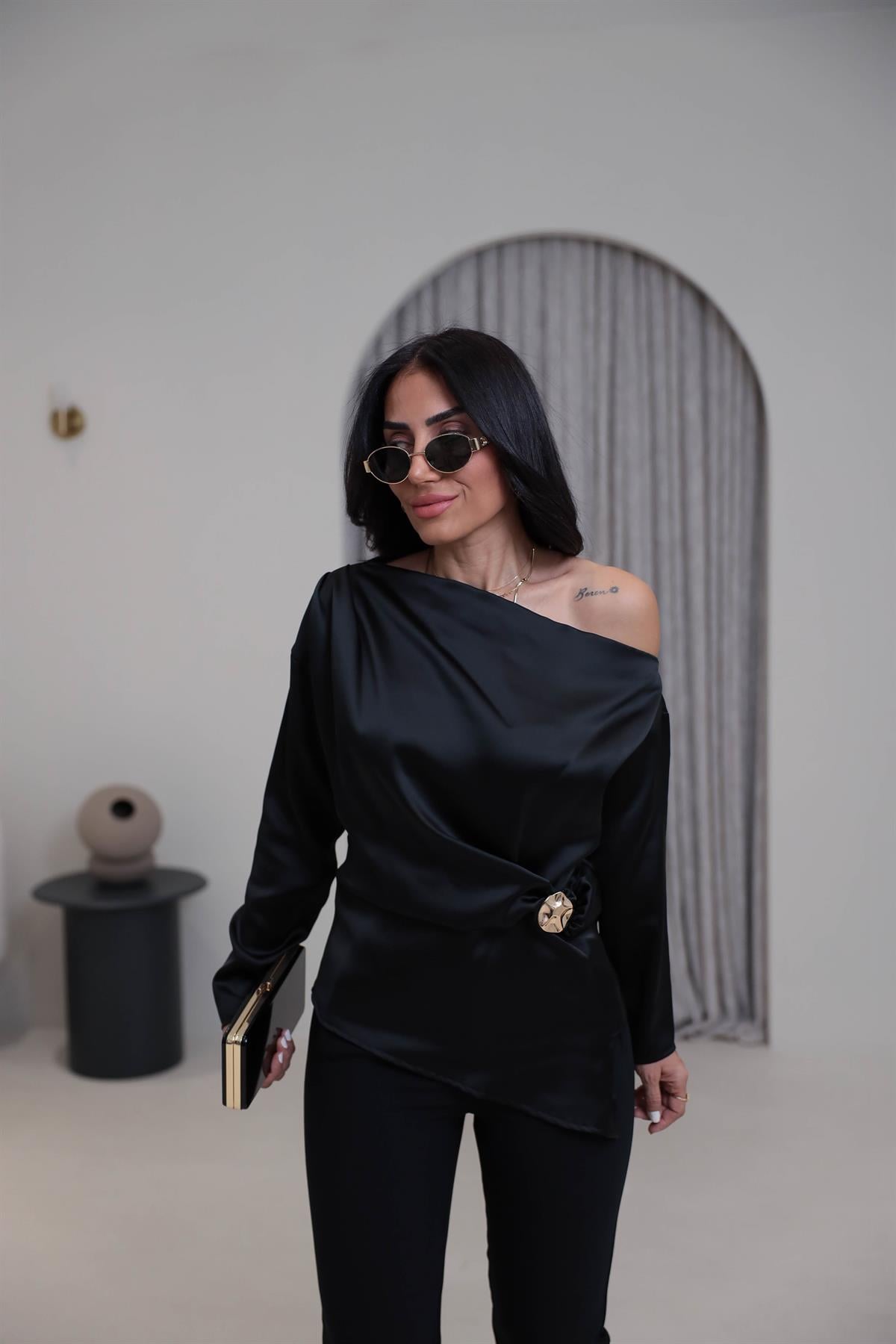 2245 Kayık Yaka Broş Detaylı Saten Bluz SİYAH