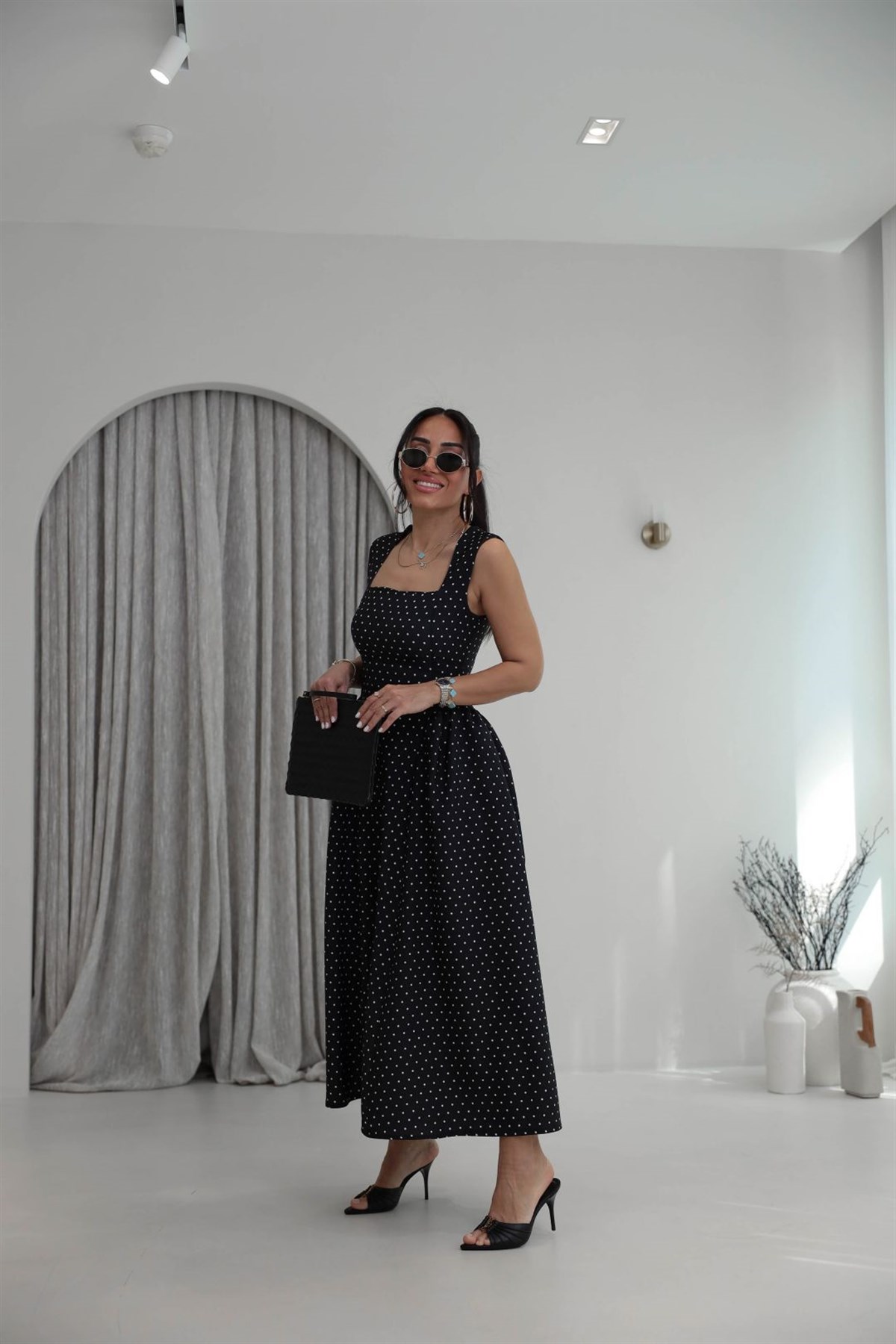 3950 Kalın Askılı Kare Yaka Puantiyeli Vintage Elbise SİYAH