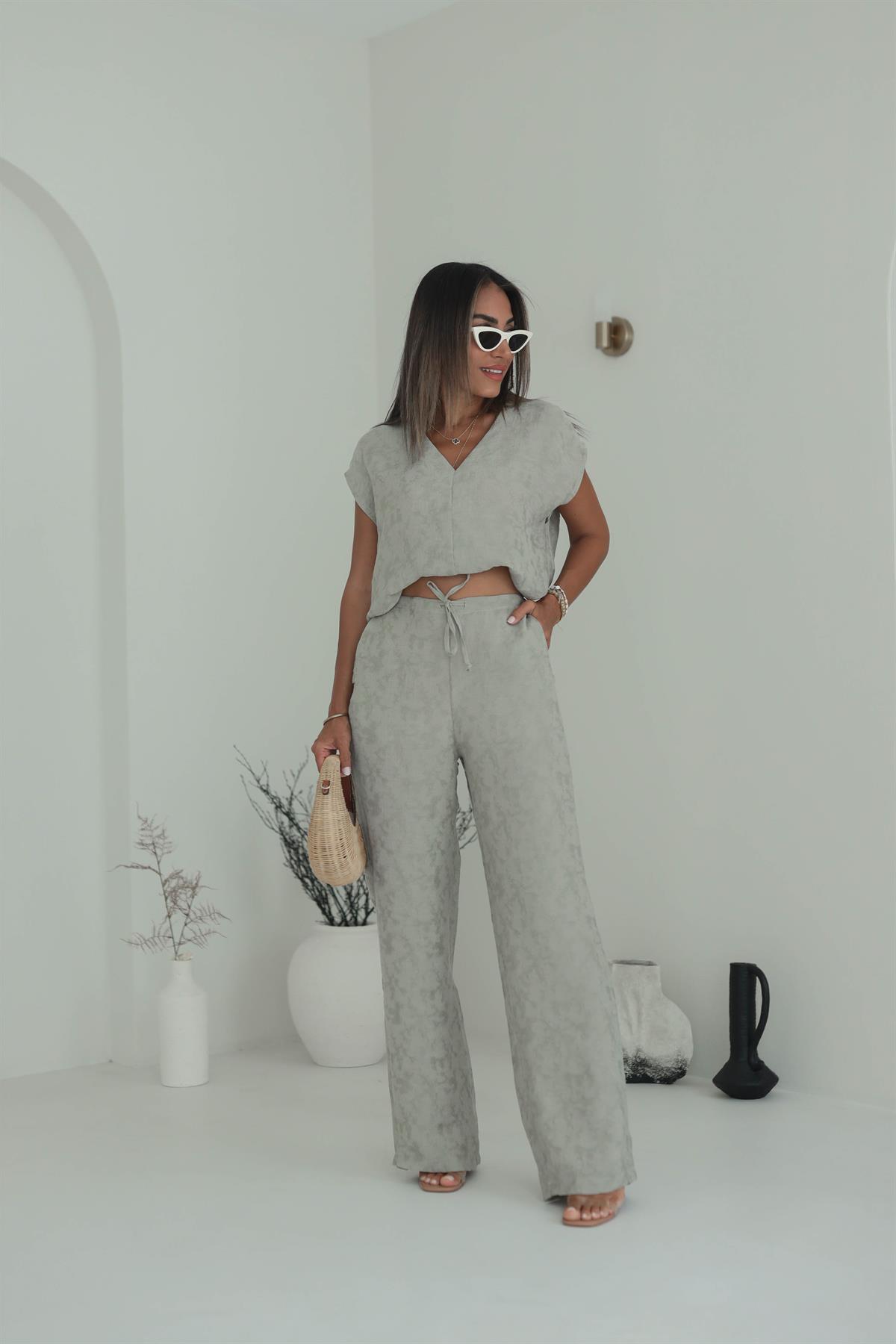 1046 Kolsuz Hafif Parlak Dokulu Pantolon Takım