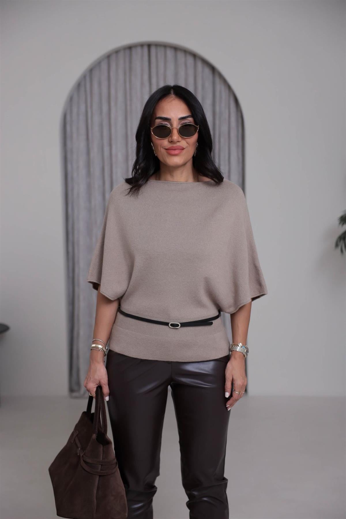 0838 Kayık Yaka Kemerli Triko Kazak VİZON