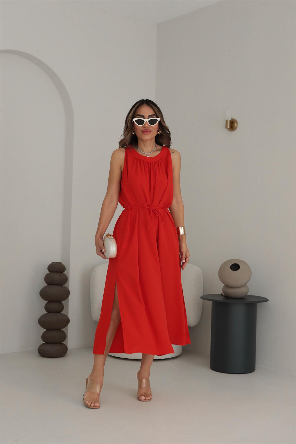 1402 Yandan Yırtmaçlı Bel Kuşaklı Sıfır Kol Elbise