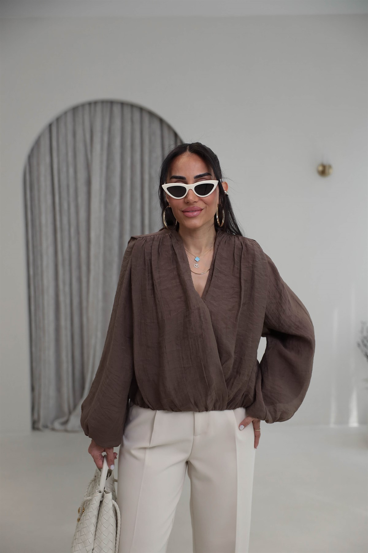 5048 Vatkalı Balon Kol Dökümlü Tencel Bluz KAHVE