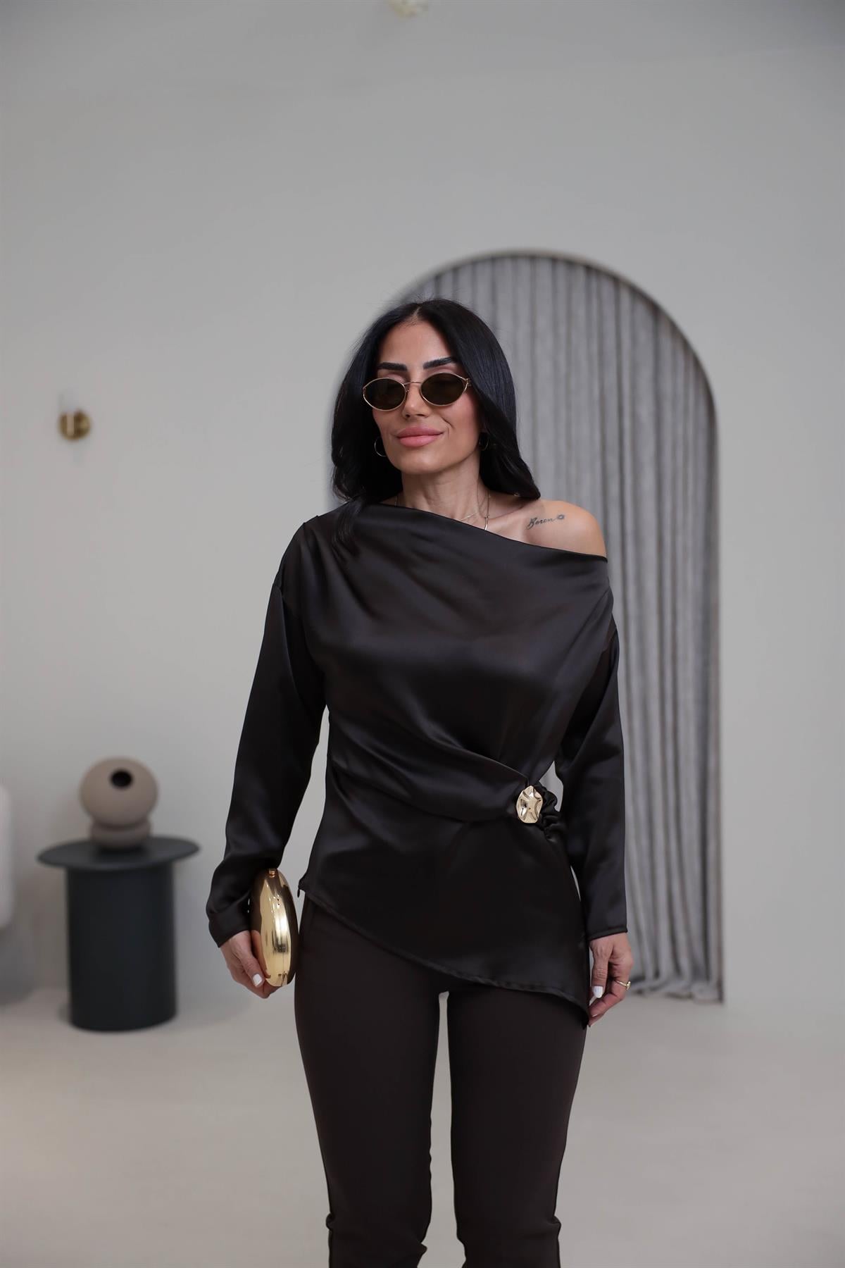 2245 Kayık Yaka Broş Detaylı Saten Bluz ACI KAHVE