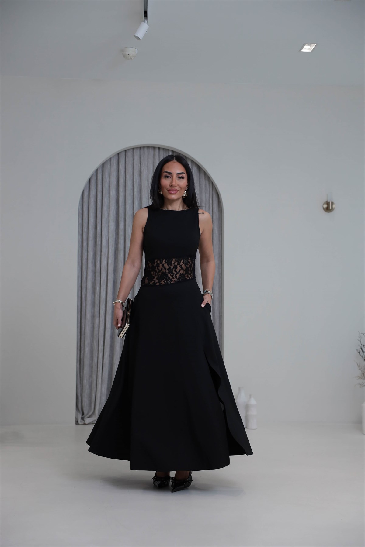 1222 Dantel Garnili Yırtmaç Detaylı Sıfır Kol Elbise SİYAH