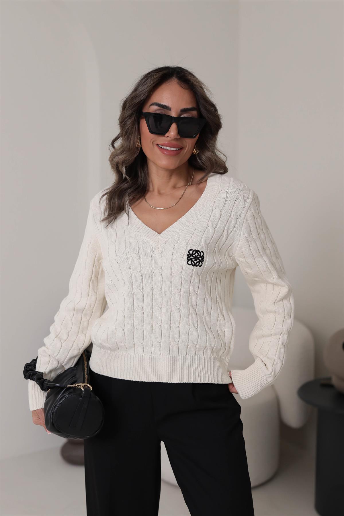 2428 V Yaka Nakışlı Saç Örgü Kazak KREM