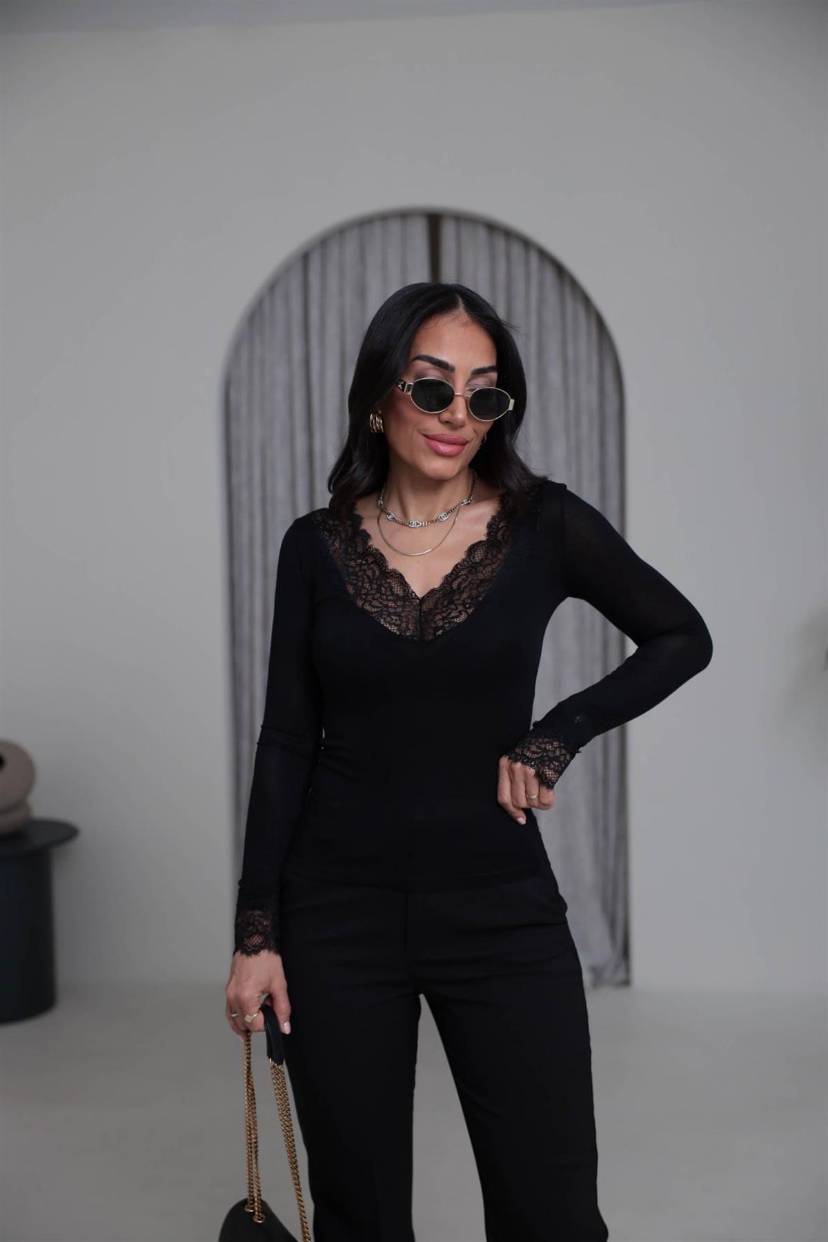 1041 V Yaka Dantel Detay İnti Body SİYAH