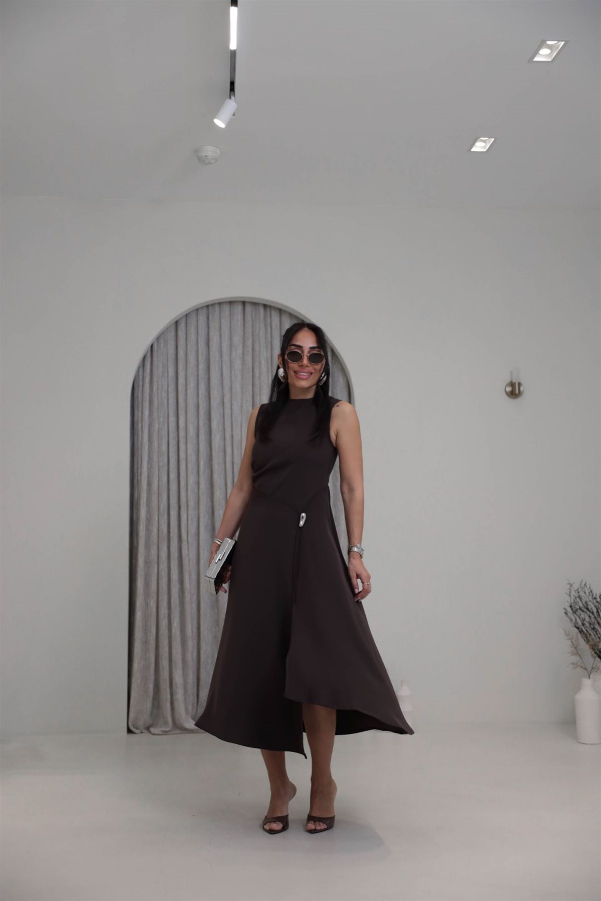 0050 Önü Yırtmaçlı Aksesuarlı Elbise ACI KAHVE