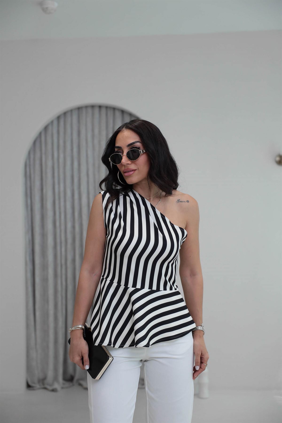 1808 Tek Omuz Drapeli Volanlı Çizgili Bluz SİYAH-EKRU