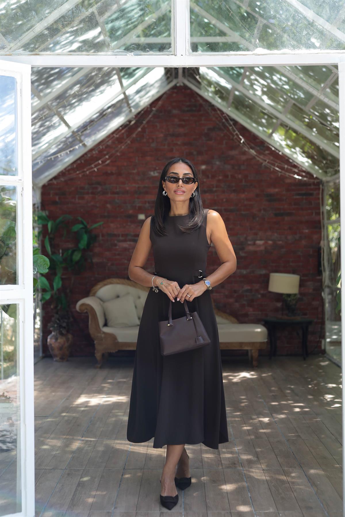 2313 Yan Toka Detaylı Dökümlü Kloş Elbise KAHVE