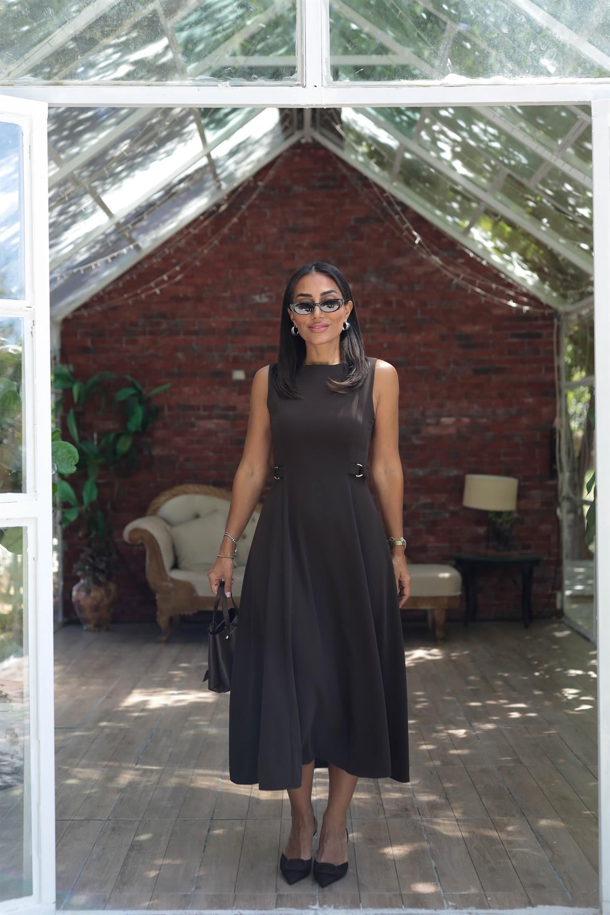 2313 Yan Toka Detaylı Dökümlü Kloş Elbise KAHVE