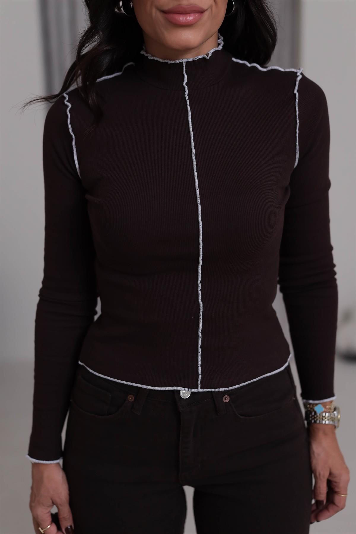 7097 Süs Dikişli Yarım Balıkçı Yaka  Bluz KAHVE