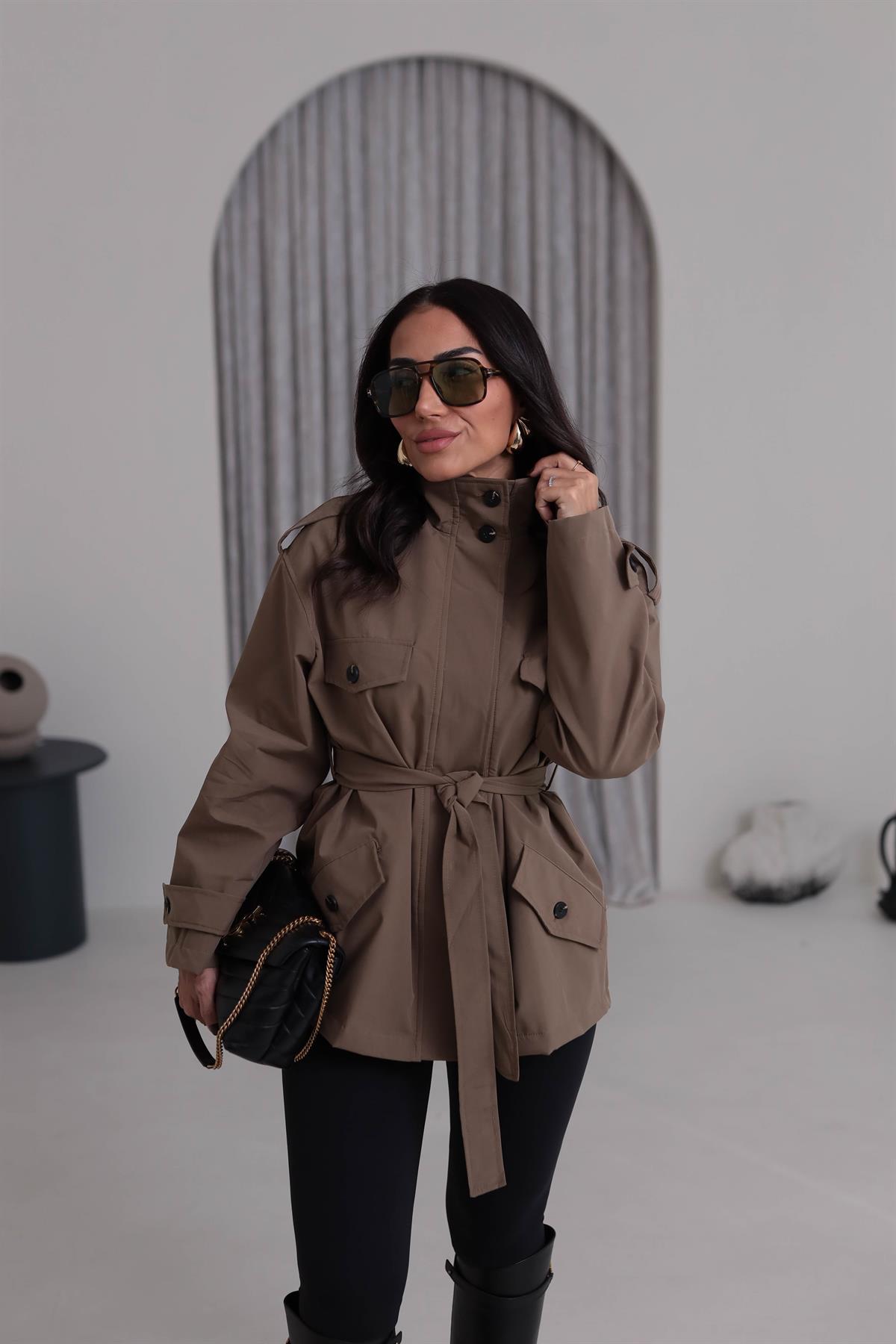 6798 Dik Yaka Cep Detaylı Kuşaklı Mevsimik Trençkot KAHVE