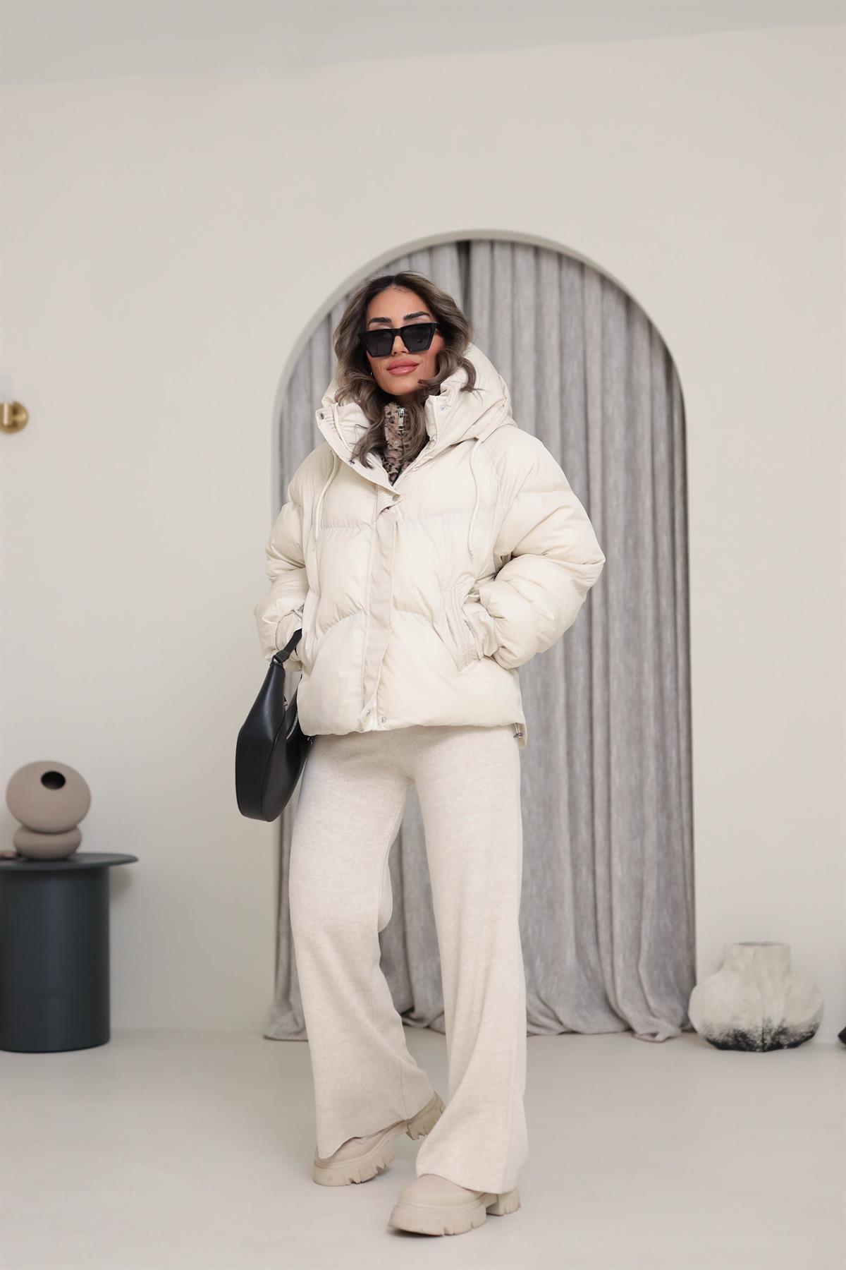 2422 Cırtlı Kapşonlu Fermuarlı Kalın Mont KREM