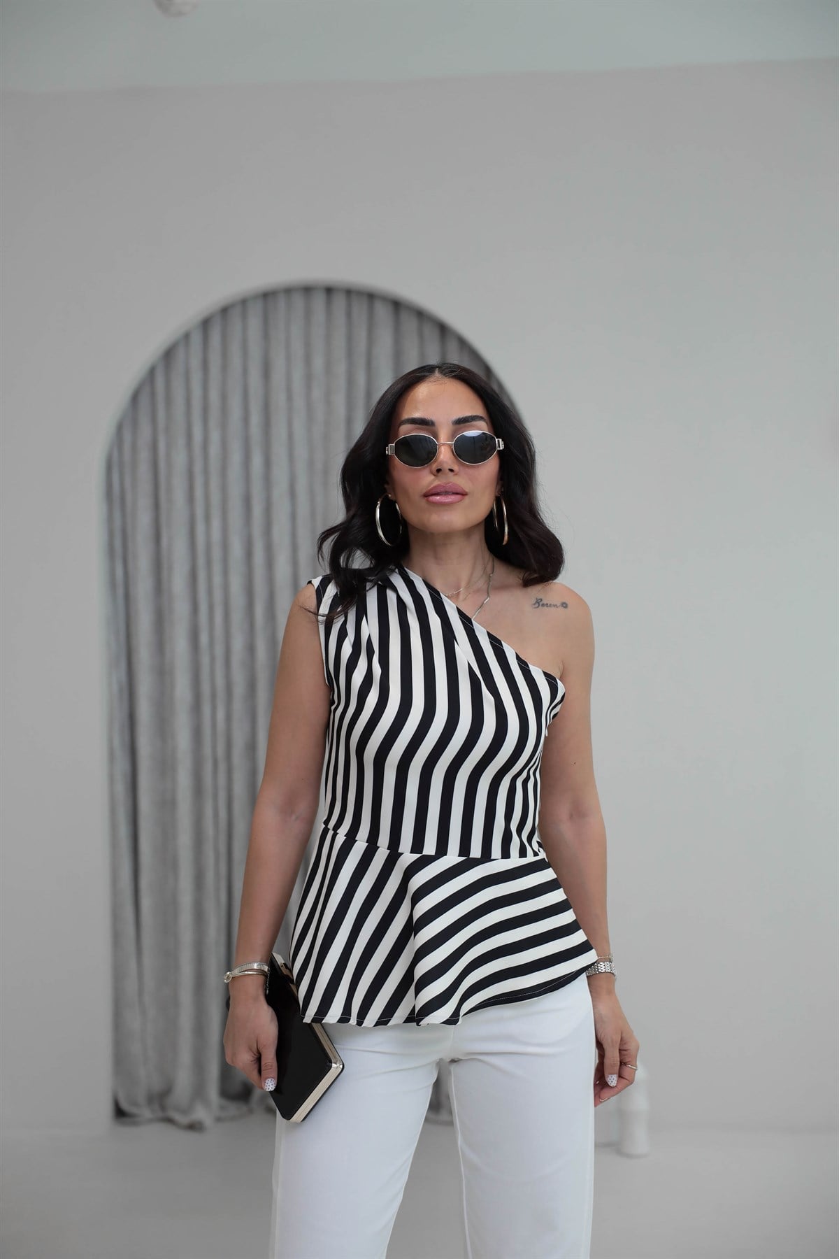 1808 Tek Omuz Drapeli Volanlı Çizgili Bluz SİYAH-EKRU