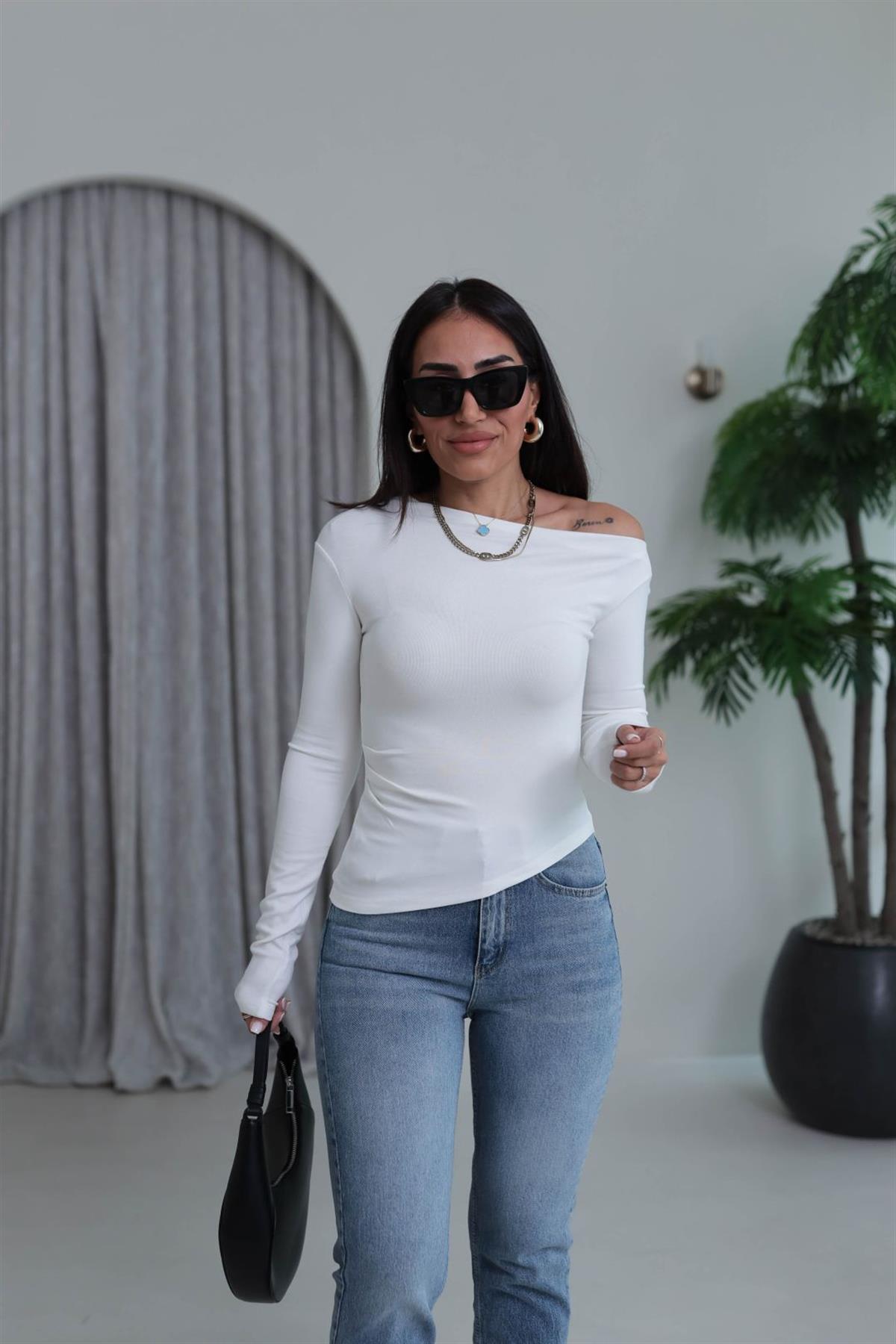 6527 Asimetrik Kesimli Kayık Yaka Drapeli Yumuşak Dokulu Bluz EKRU