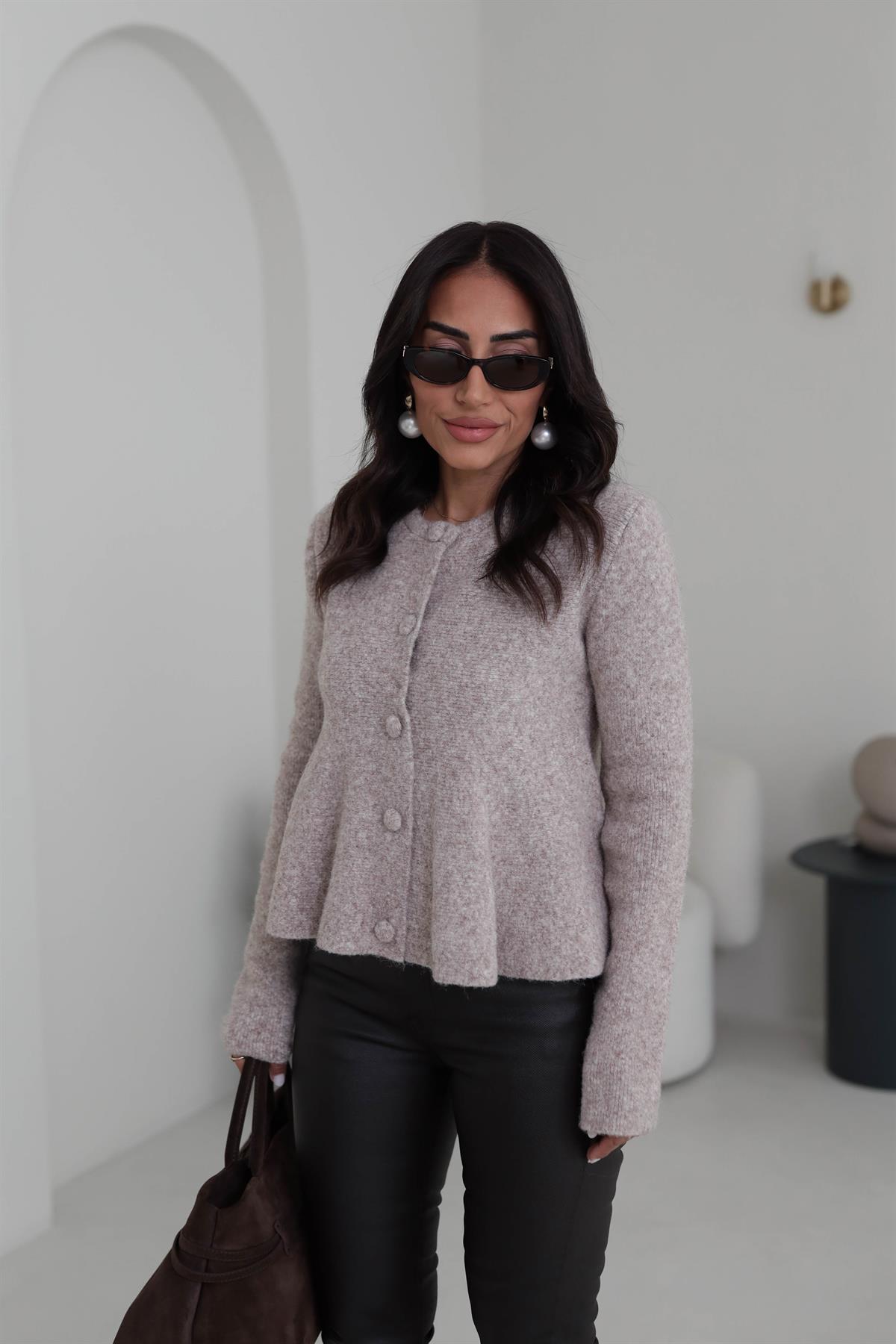 0985 Yumuşak Dokulu Peplum Düğmeli Triko Hırka VİZON