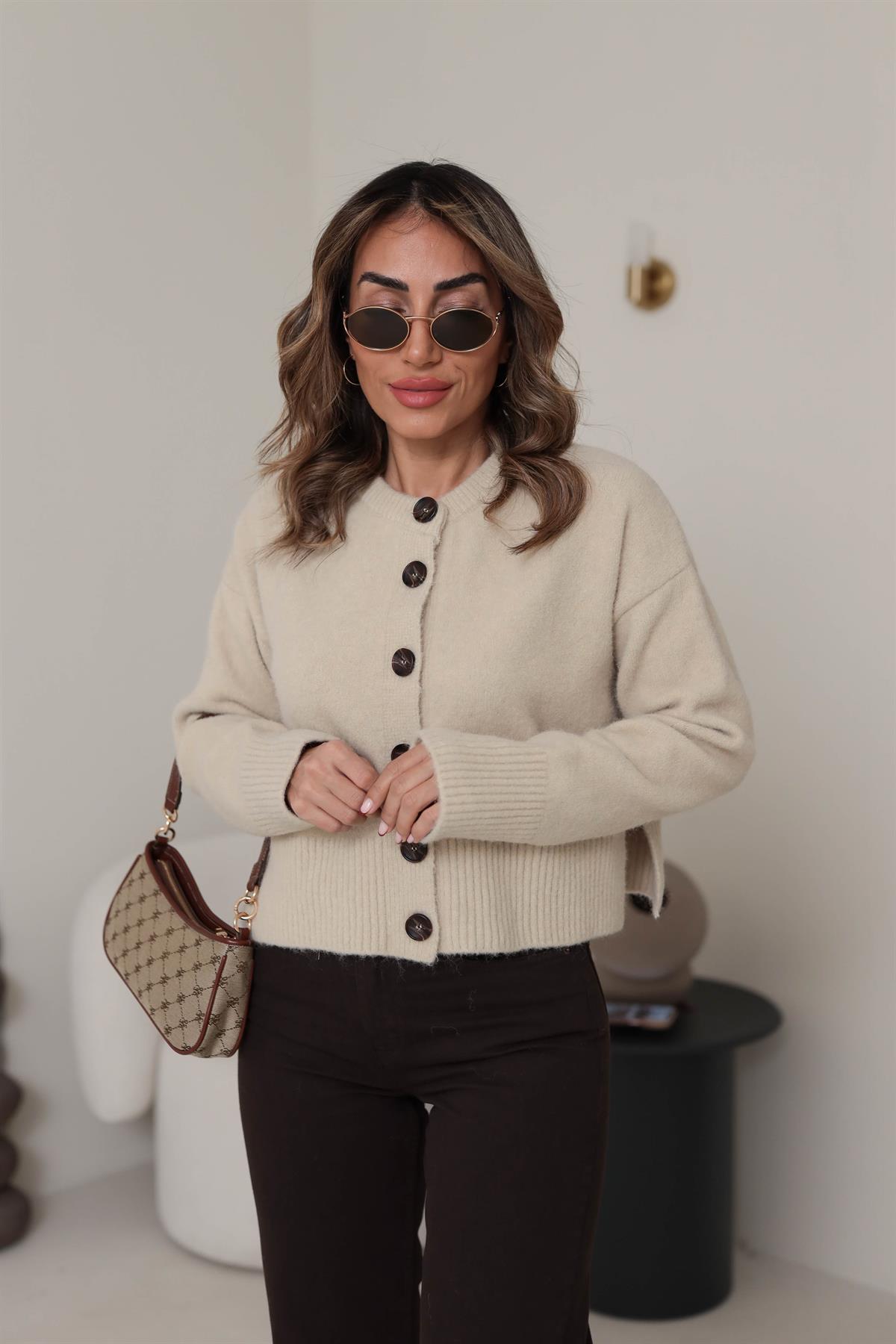 0280 Düğmeli Yumoş Yanları Yırtmaçlı Hırka KOYU BEJ