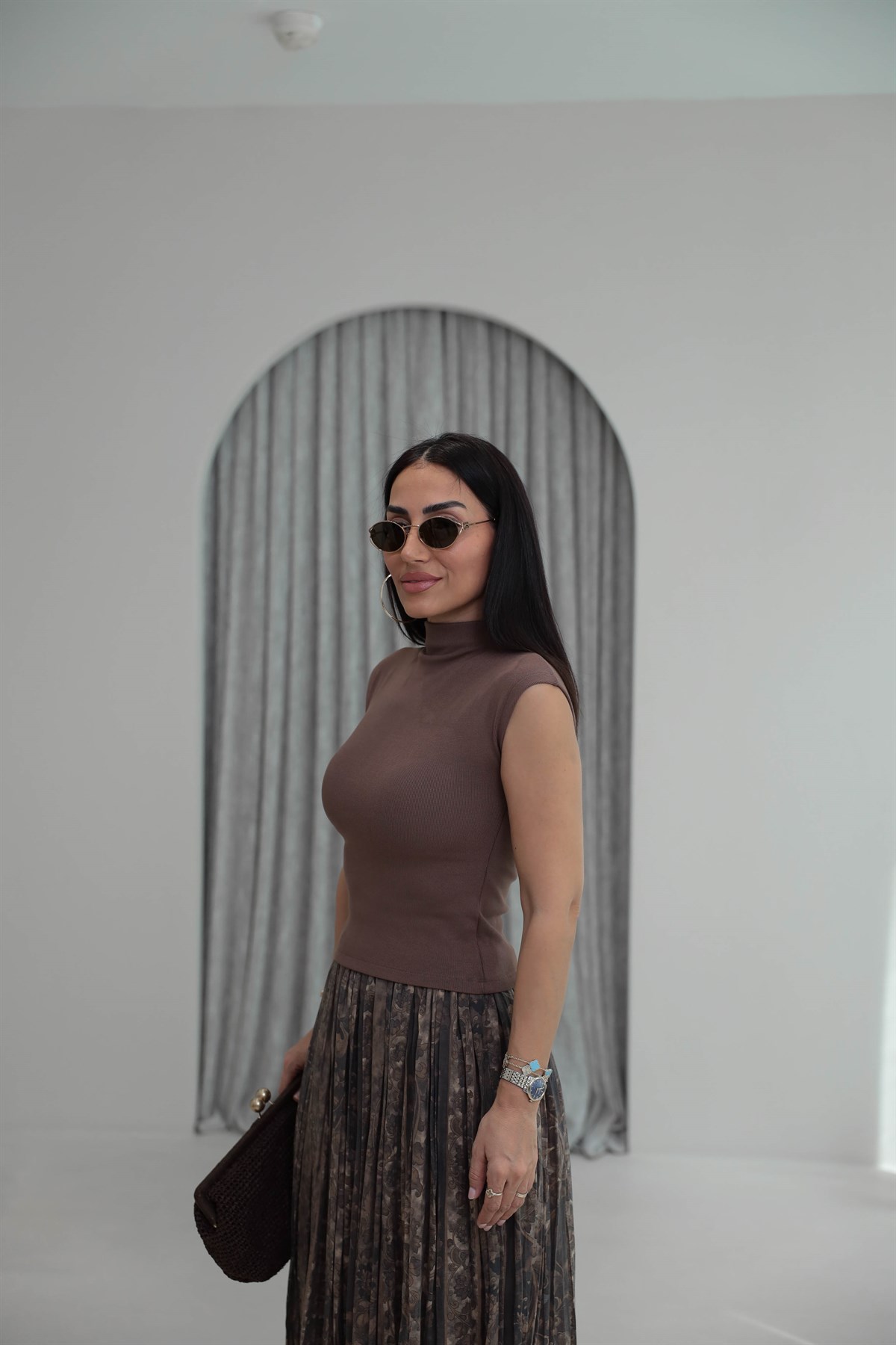 1040 Dik Yaka Sıfır Kol Dokuma Bluz KAHVE