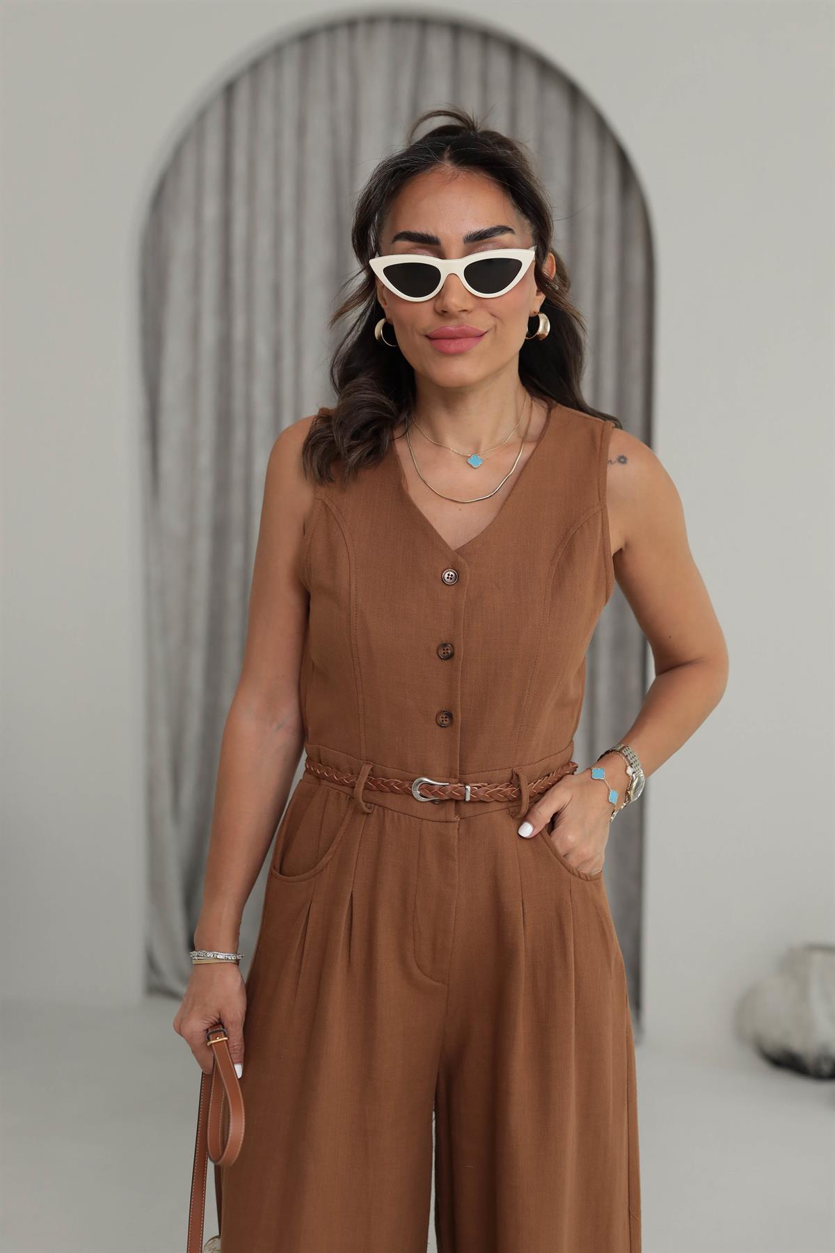 0022 Sıfır Kol Kemerli Keten Tulum TABA