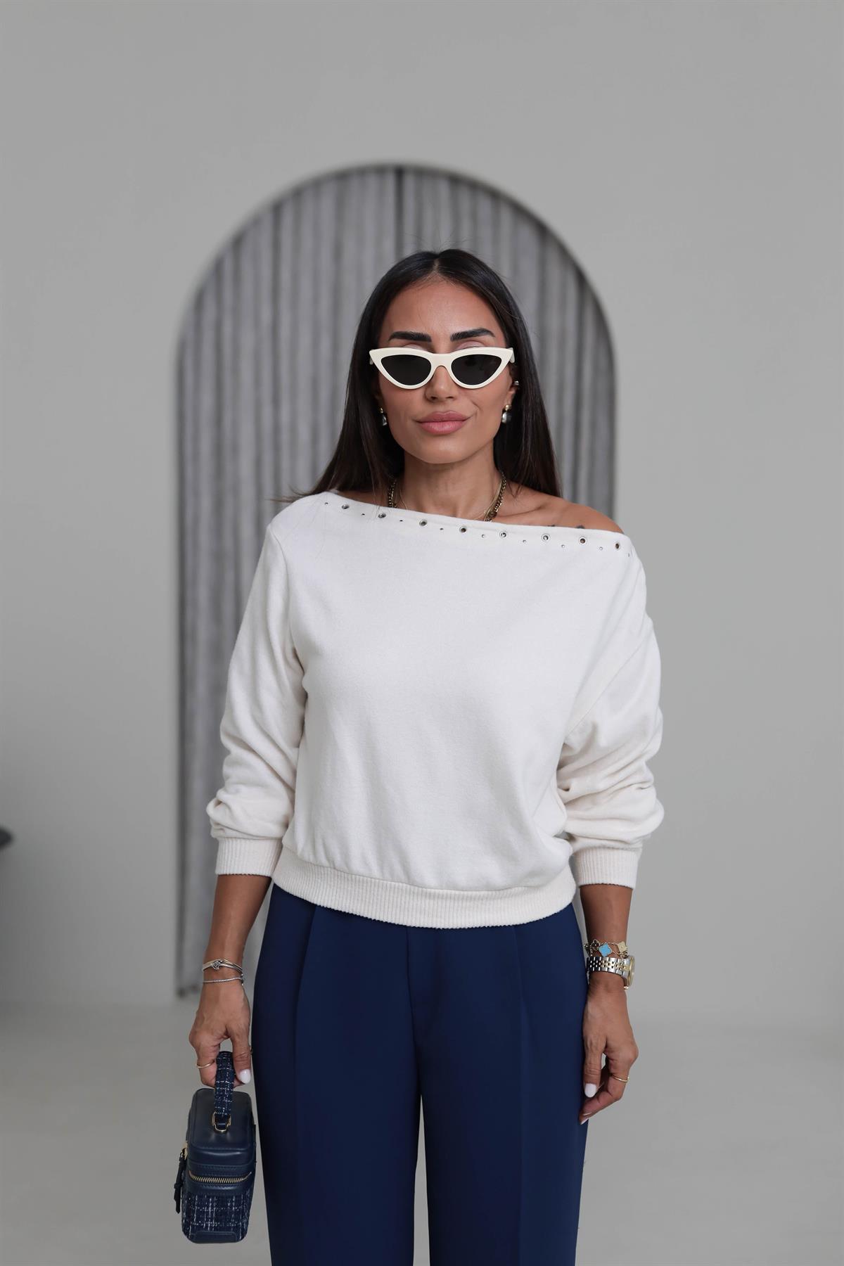 Kayık Yaka Kuşgözü Detay Orj Yumoş Bluz EKRU