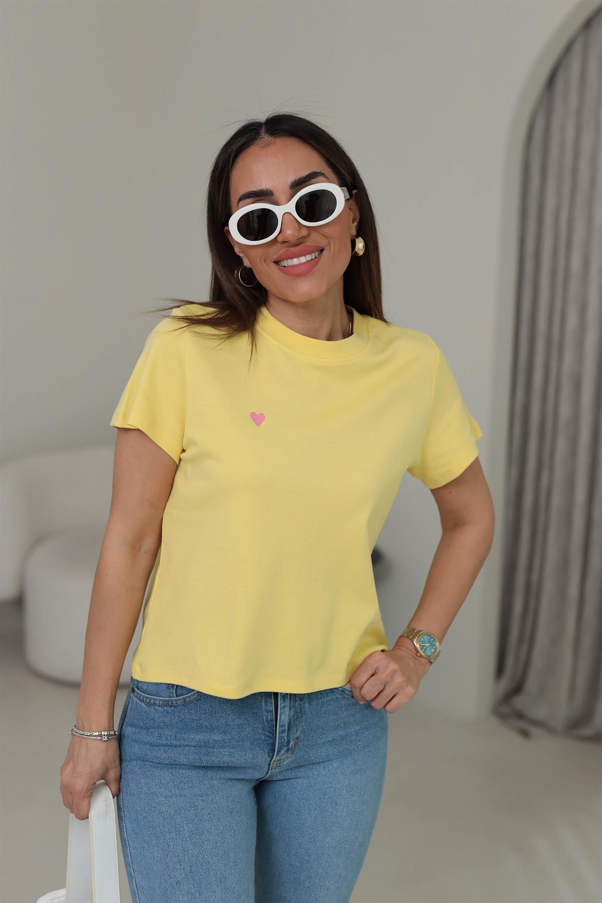 0584 Bisiklet Yaka Kalp Nakış Tshirt SARI