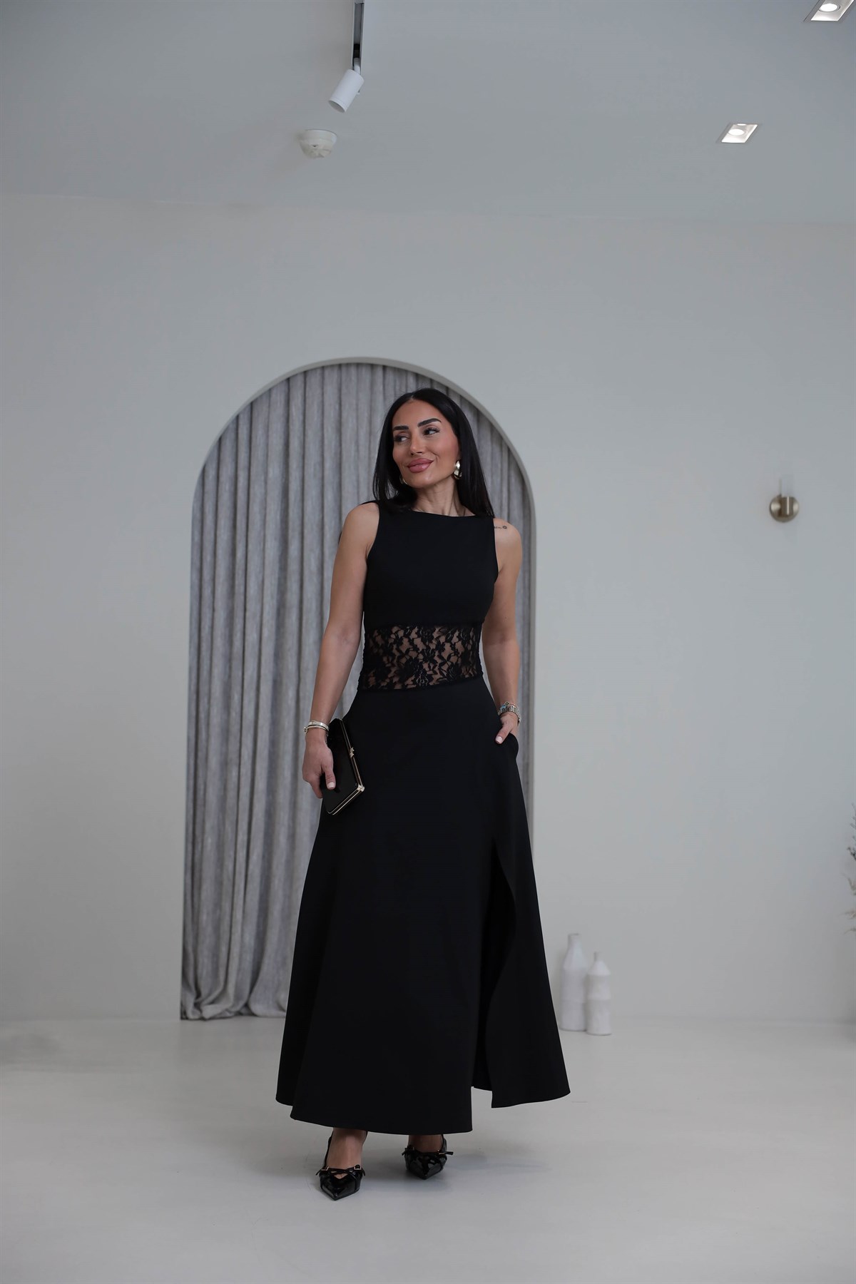 1222 Dantel Garnili Yırtmaç Detaylı Sıfır Kol Elbise SİYAH